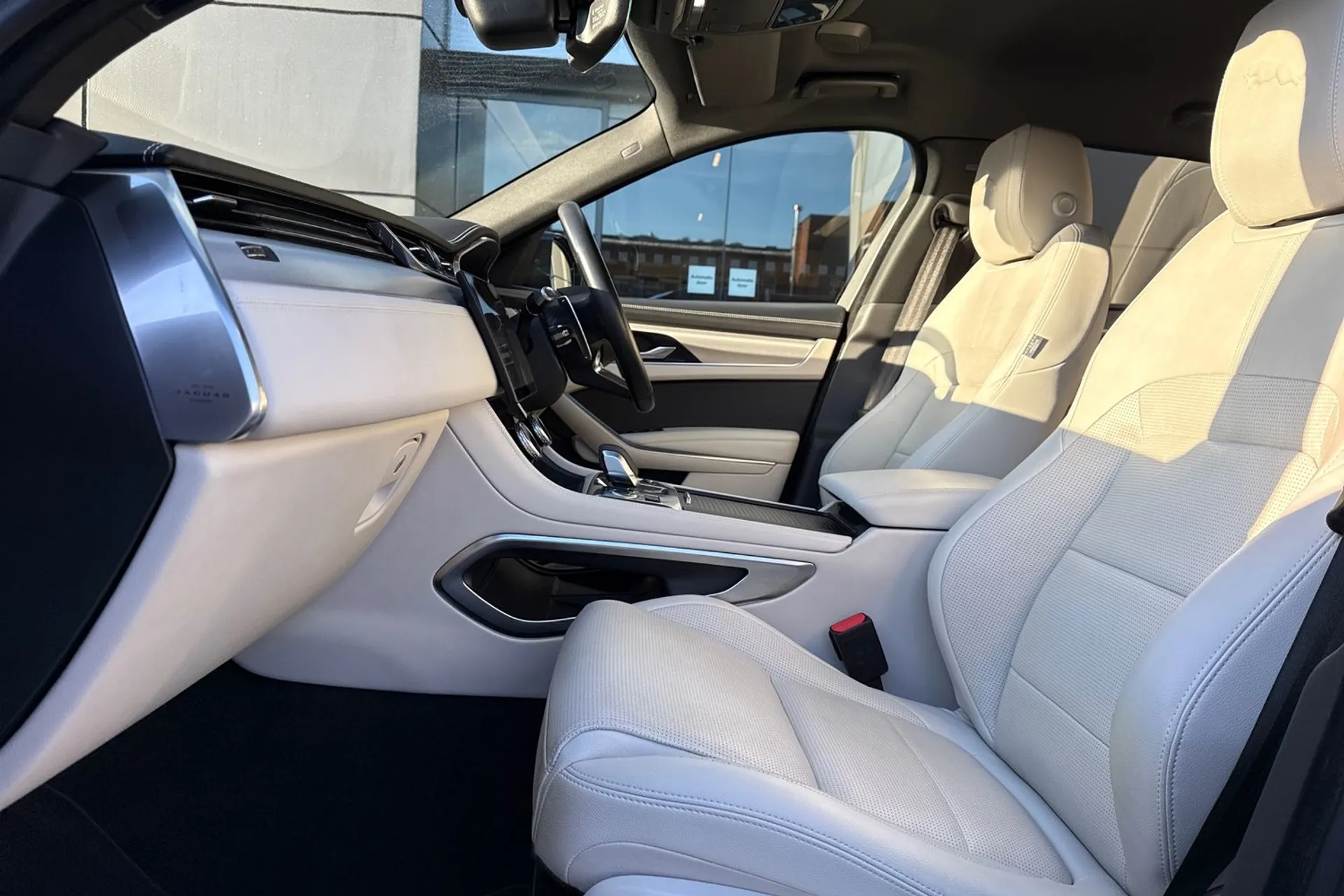 Jaguar F-PACE thumbnail image number 36