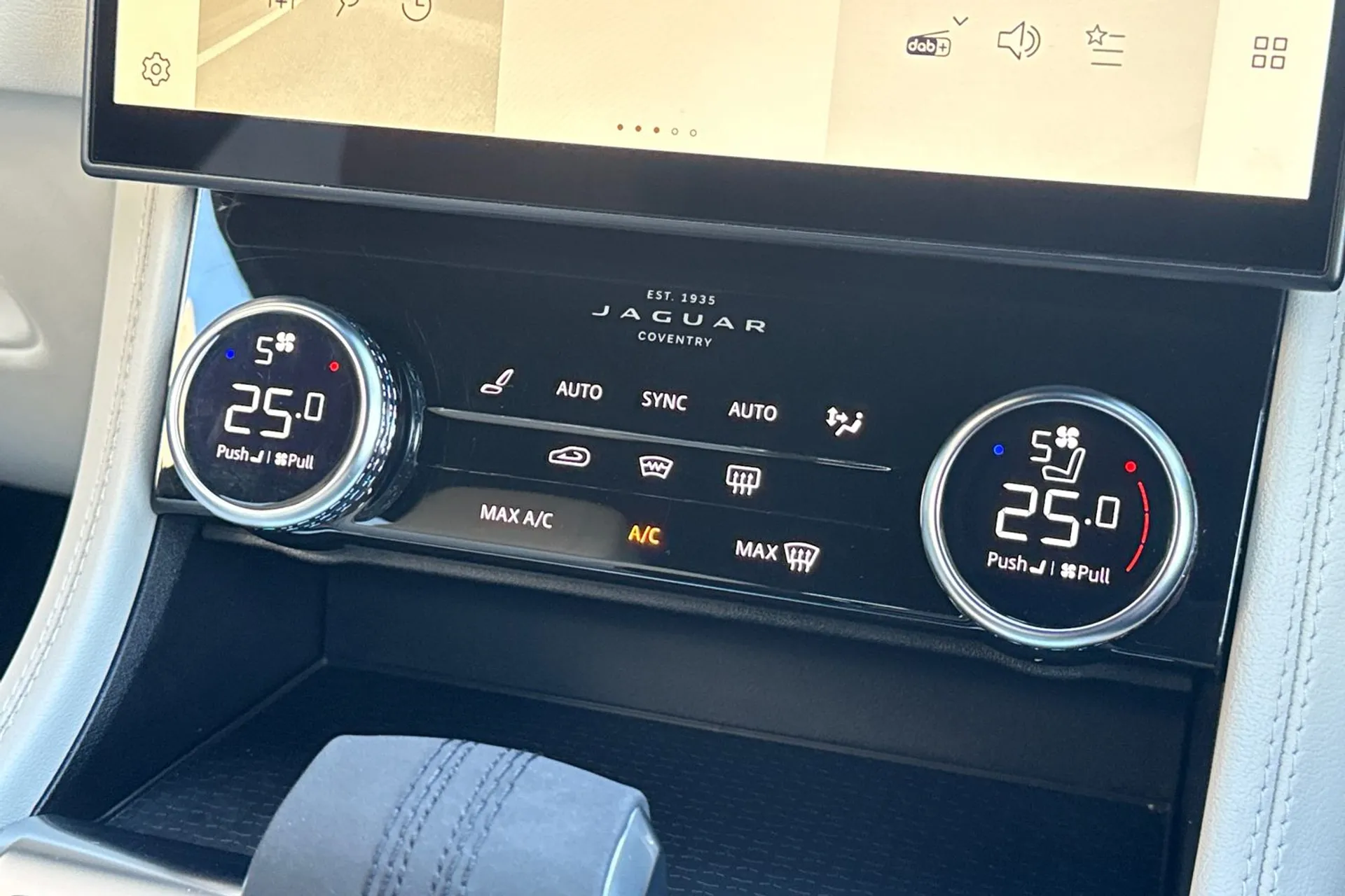 Jaguar F-PACE thumbnail image number 46