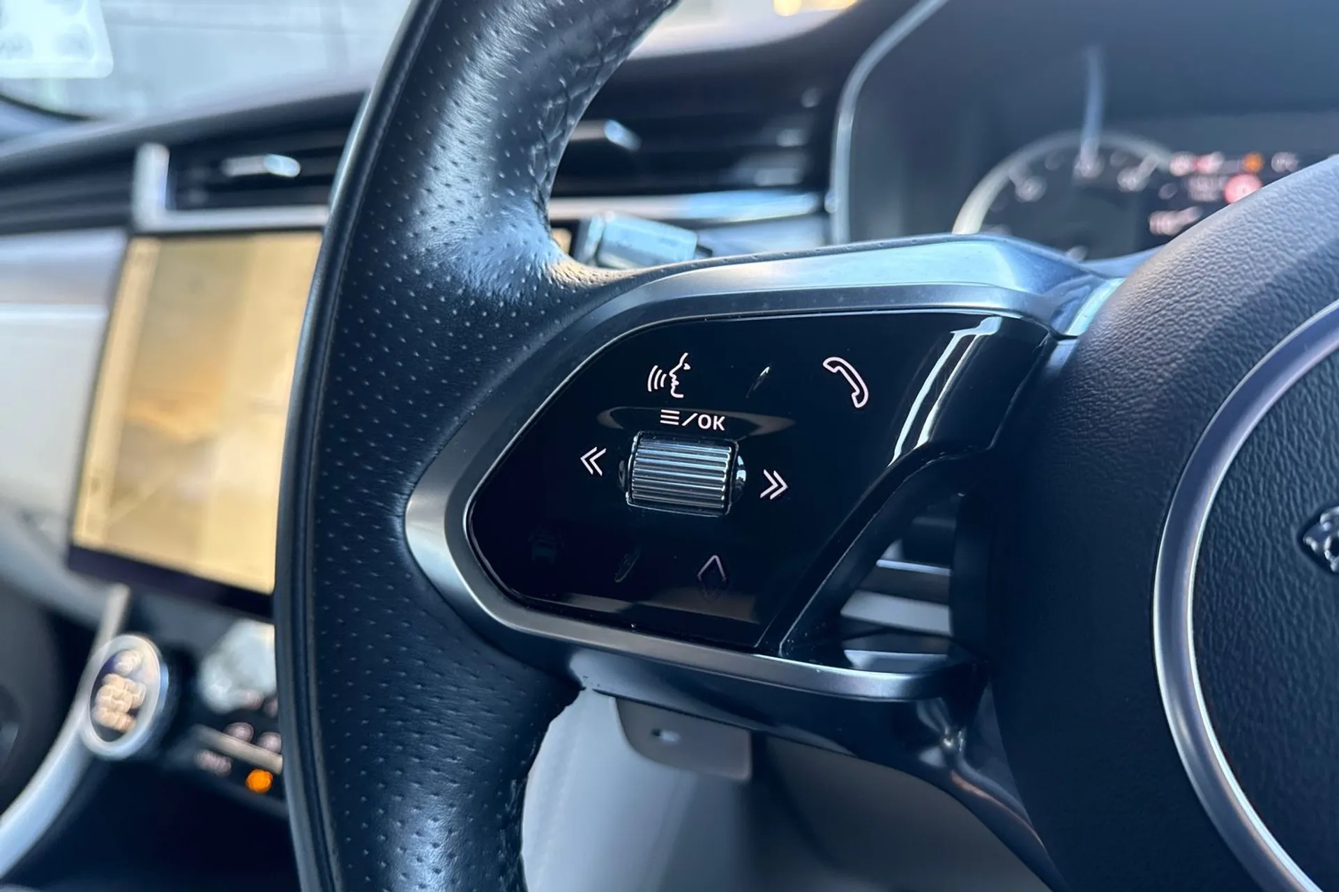 Jaguar F-PACE thumbnail image number 43