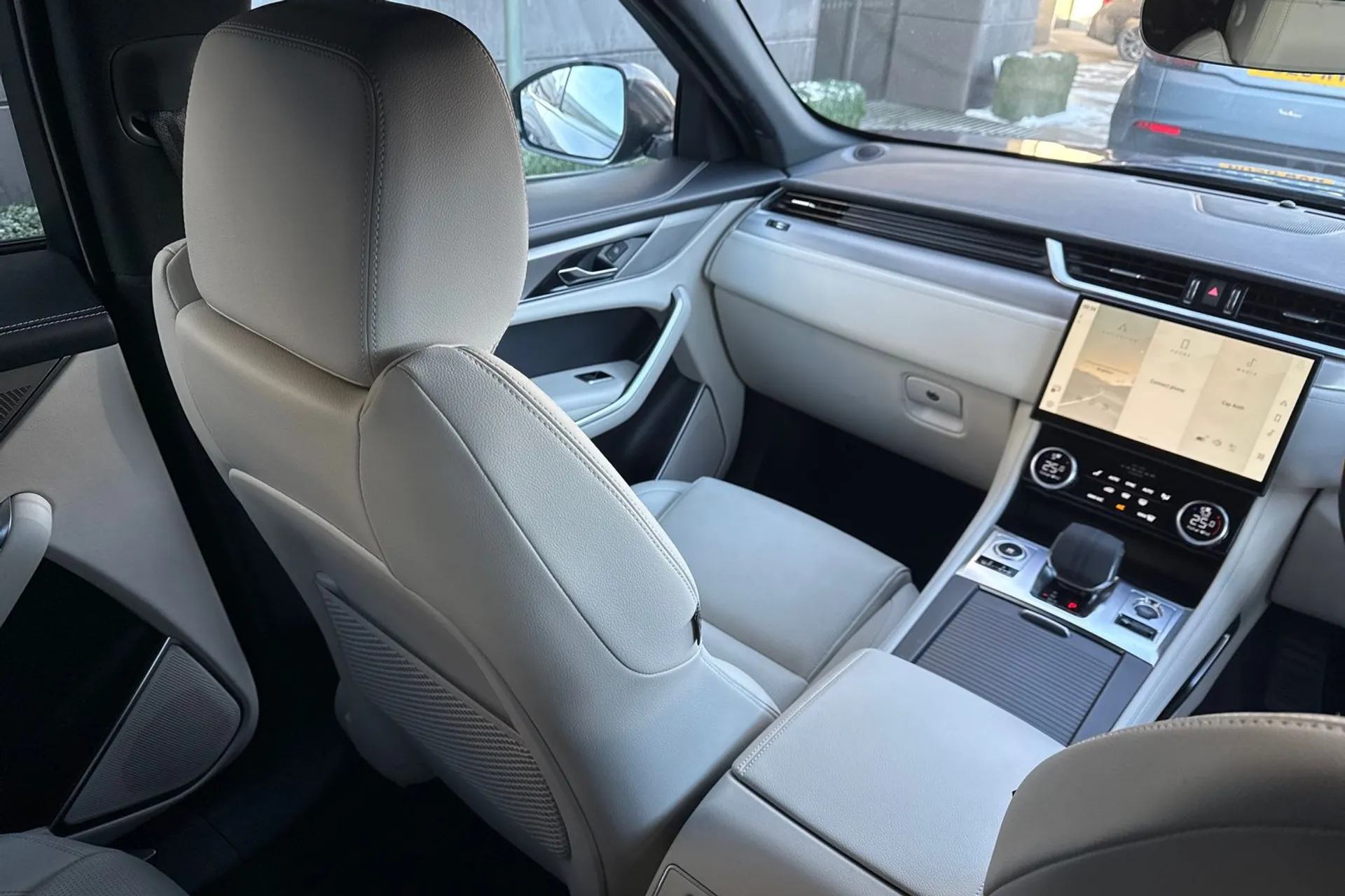 Jaguar F-PACE thumbnail image number 39