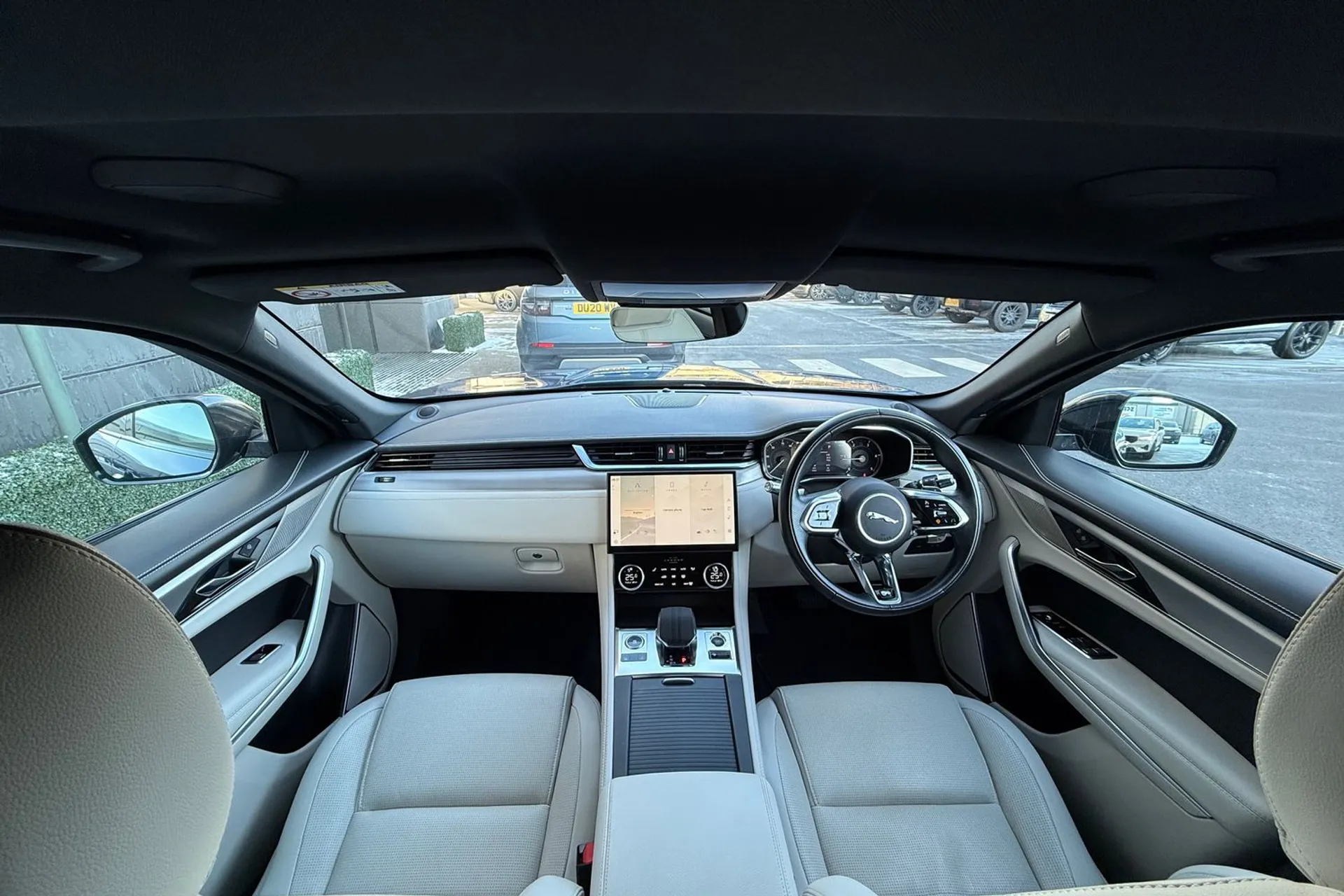 Jaguar F-PACE thumbnail image number 3