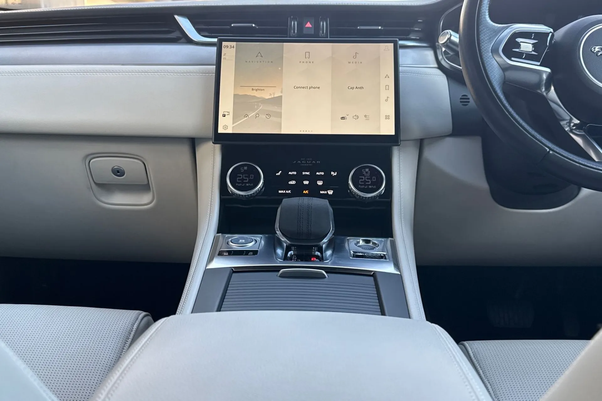 Jaguar F-PACE thumbnail image number 42