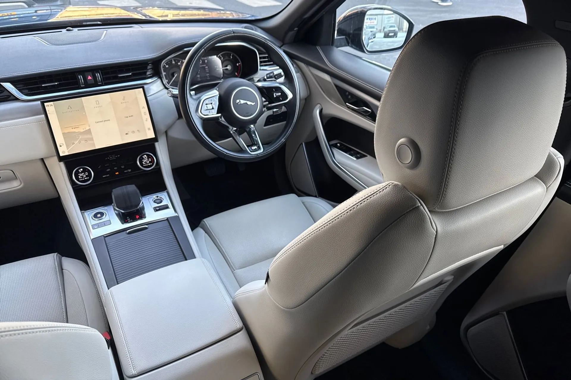 Jaguar F-PACE thumbnail image number 40