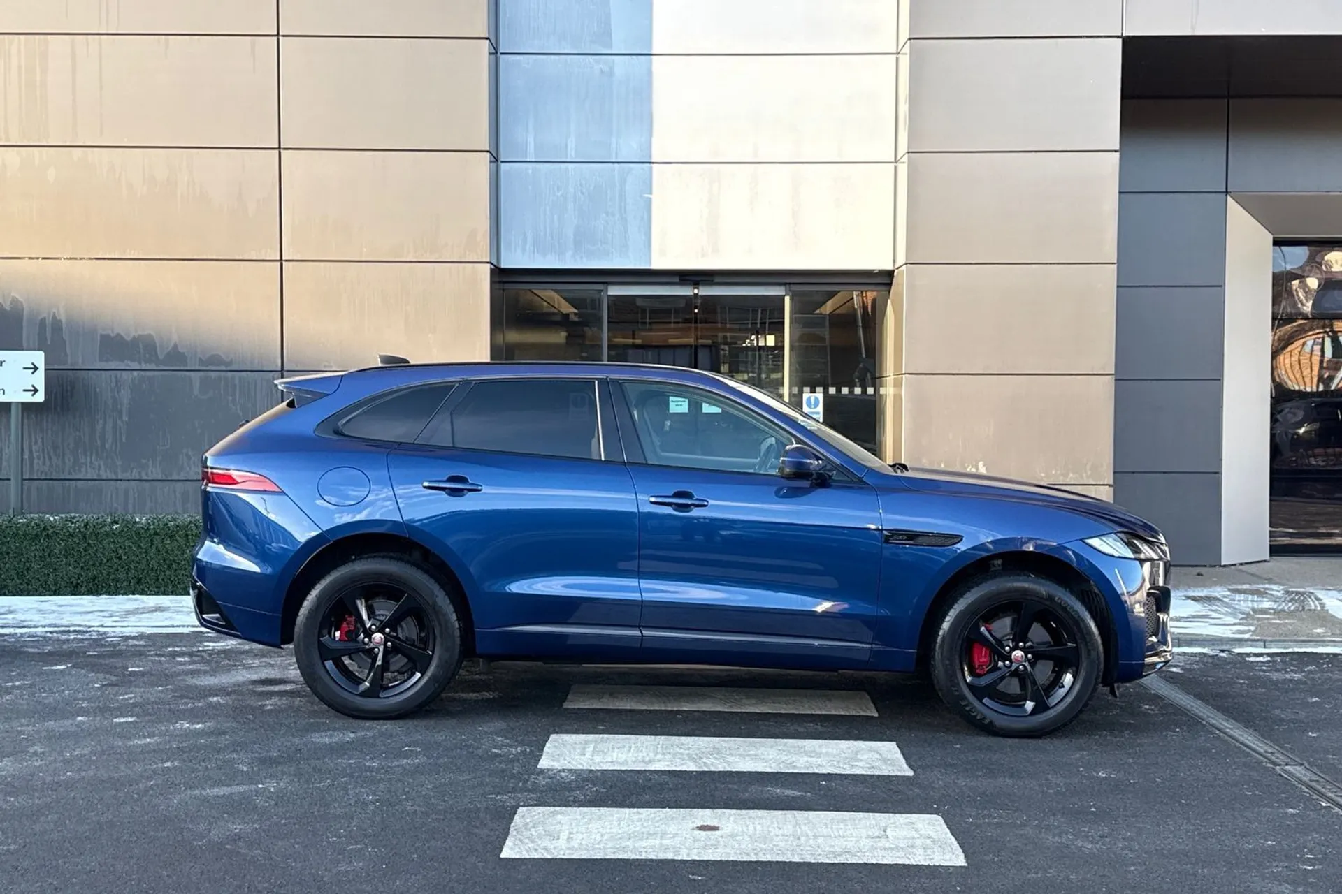 Jaguar F-PACE thumbnail image number 2