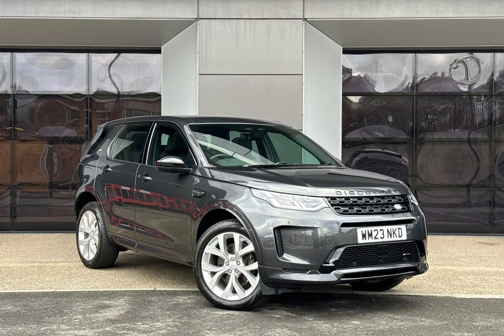 LAND ROVER DISCOVERY SPORT focused image