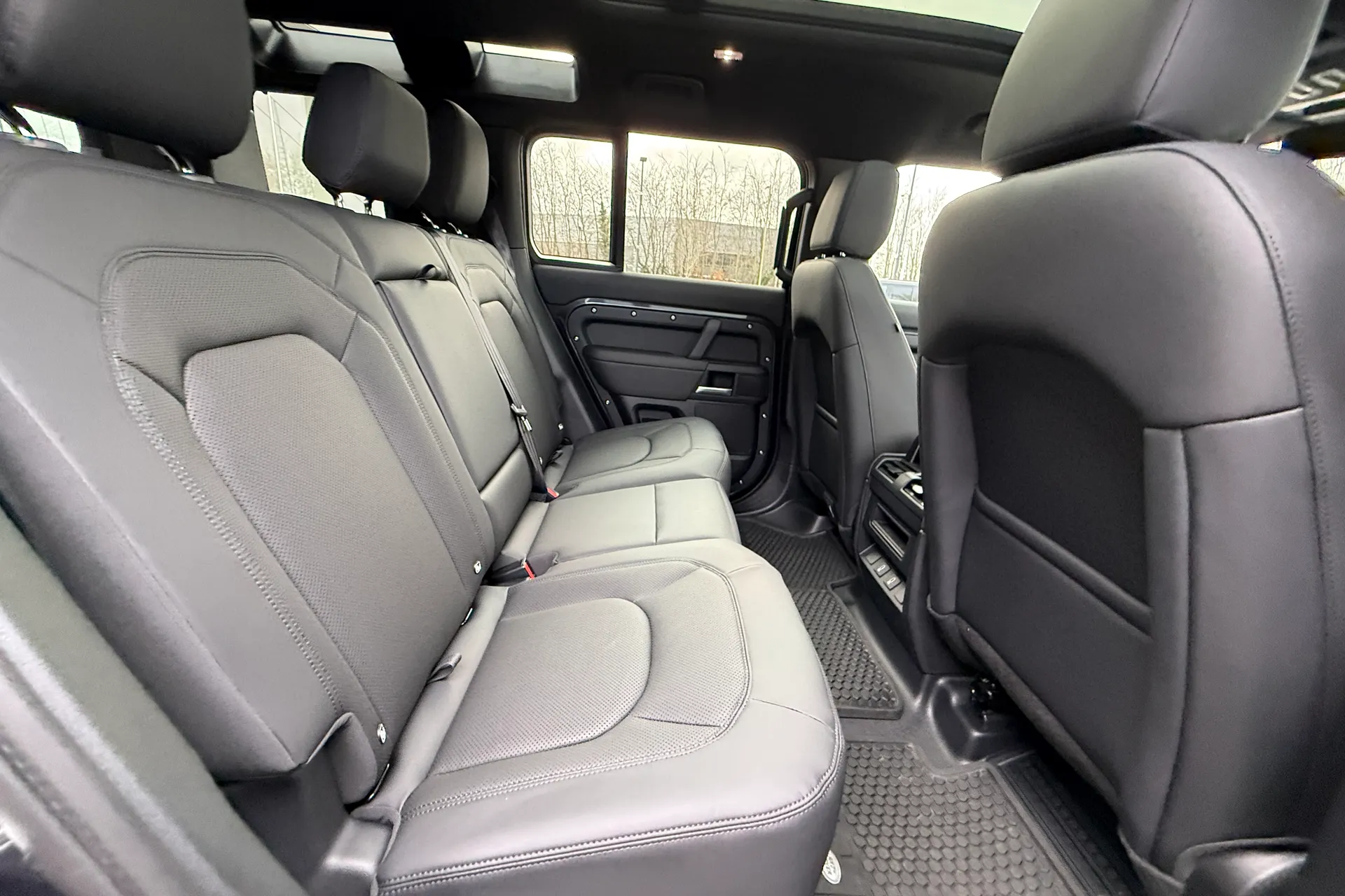 LAND ROVER Defender 110 thumbnail image number 37