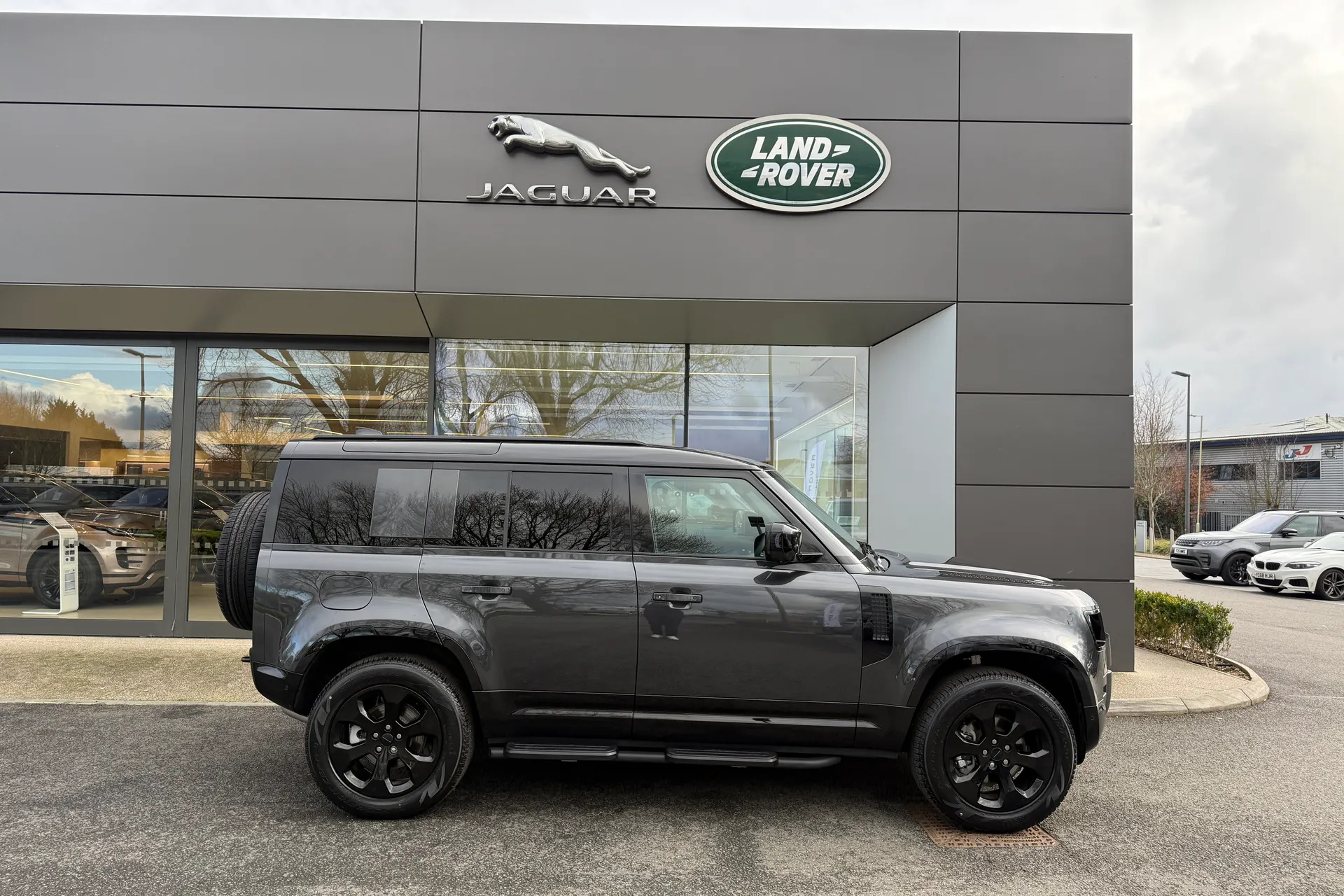 LAND ROVER Defender 110 thumbnail image number 2