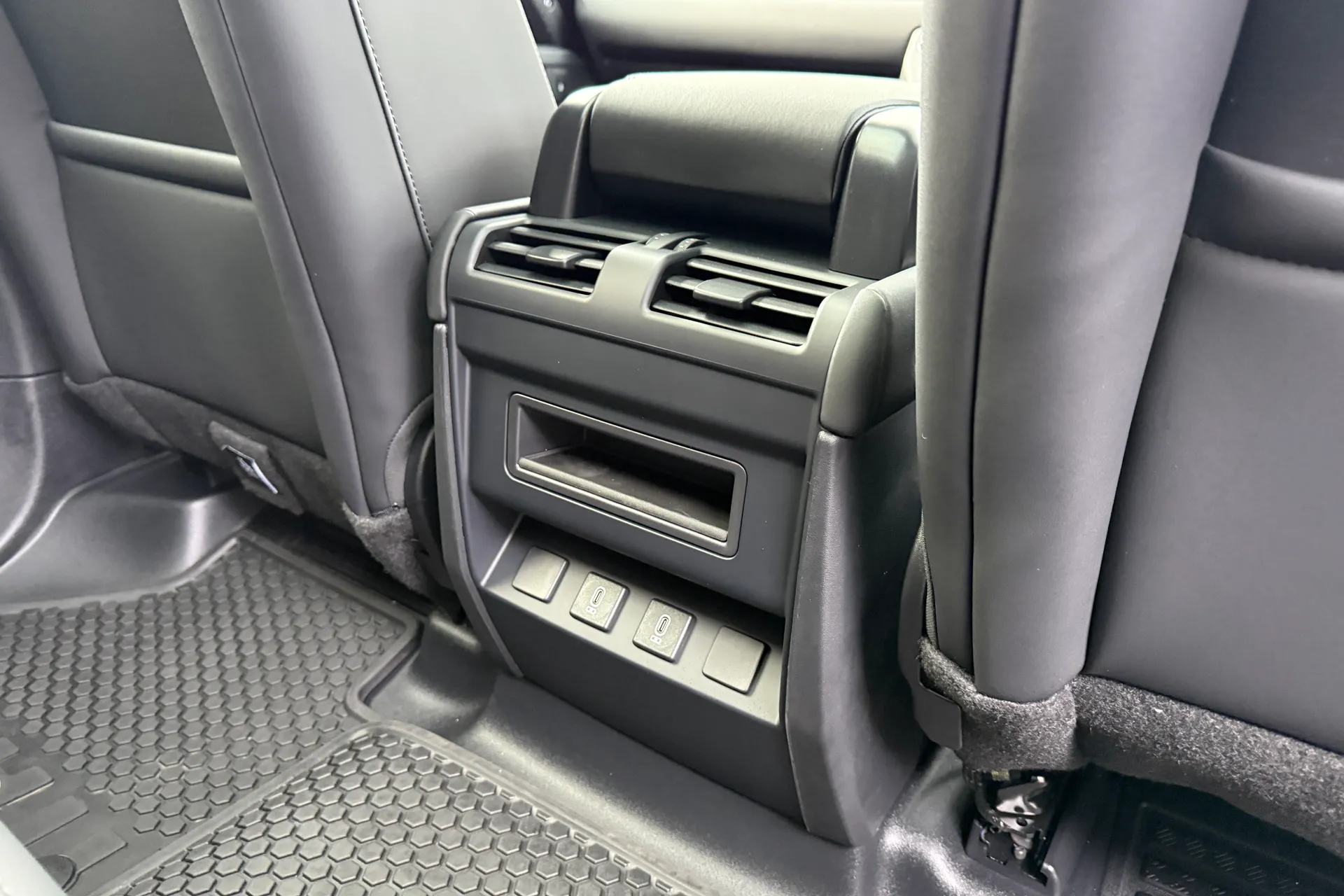 LAND ROVER Defender 110 thumbnail image number 32