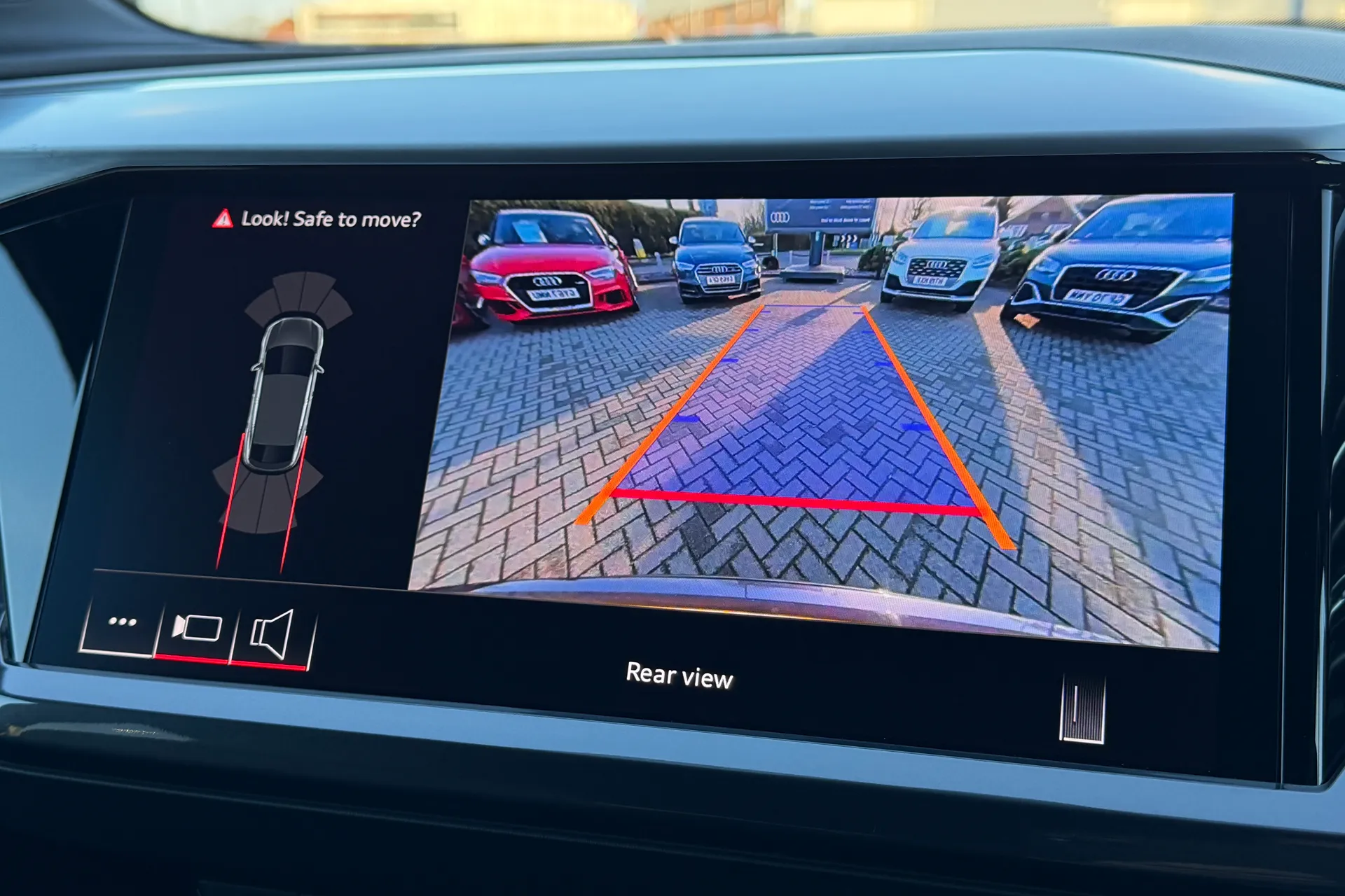 Audi Q4 e-tron thumbnail image number 5