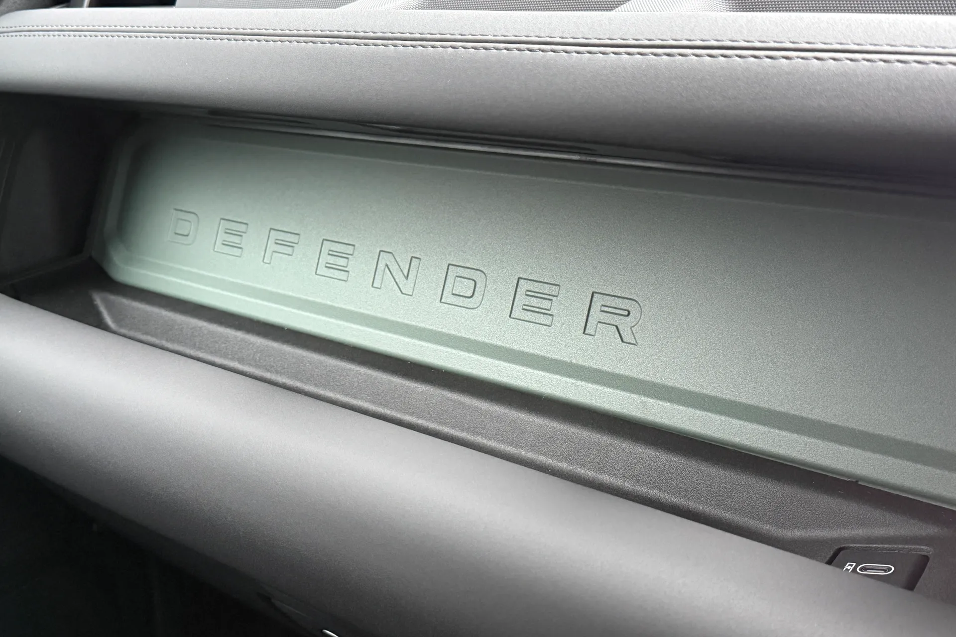 LAND ROVER Defender 110 thumbnail image number 35