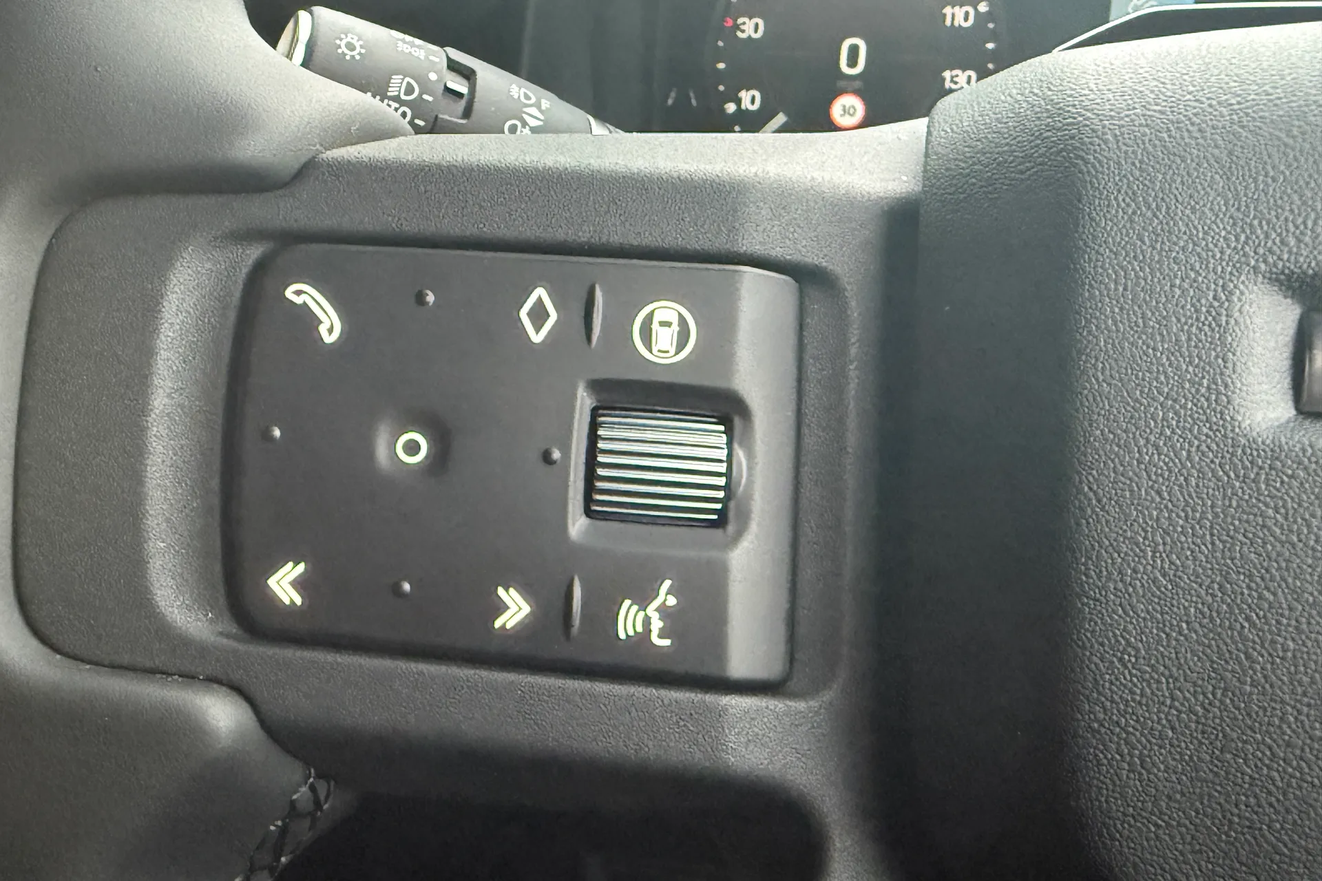 LAND ROVER Defender 110 thumbnail image number 36