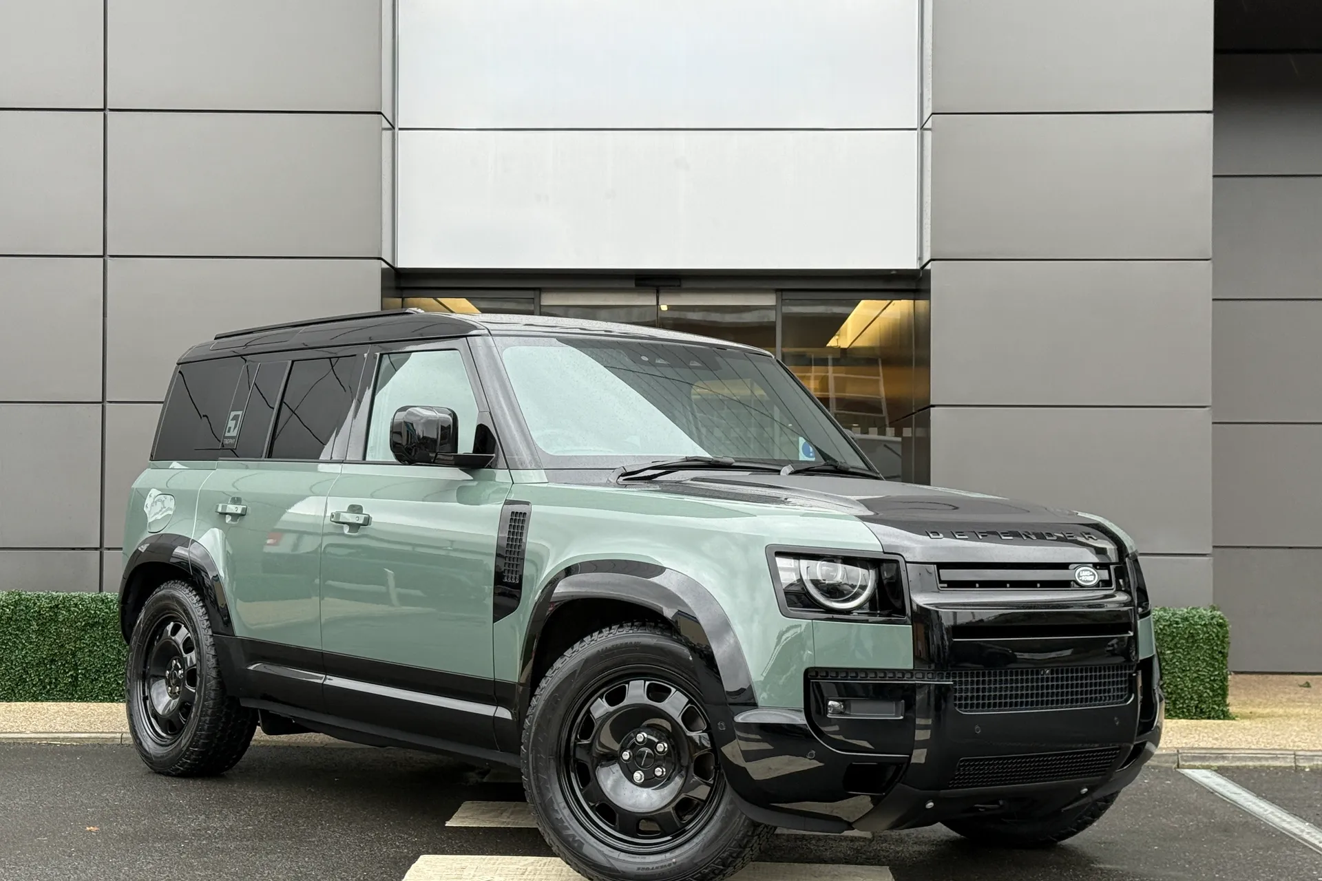 LAND ROVER Defender 110 focused image