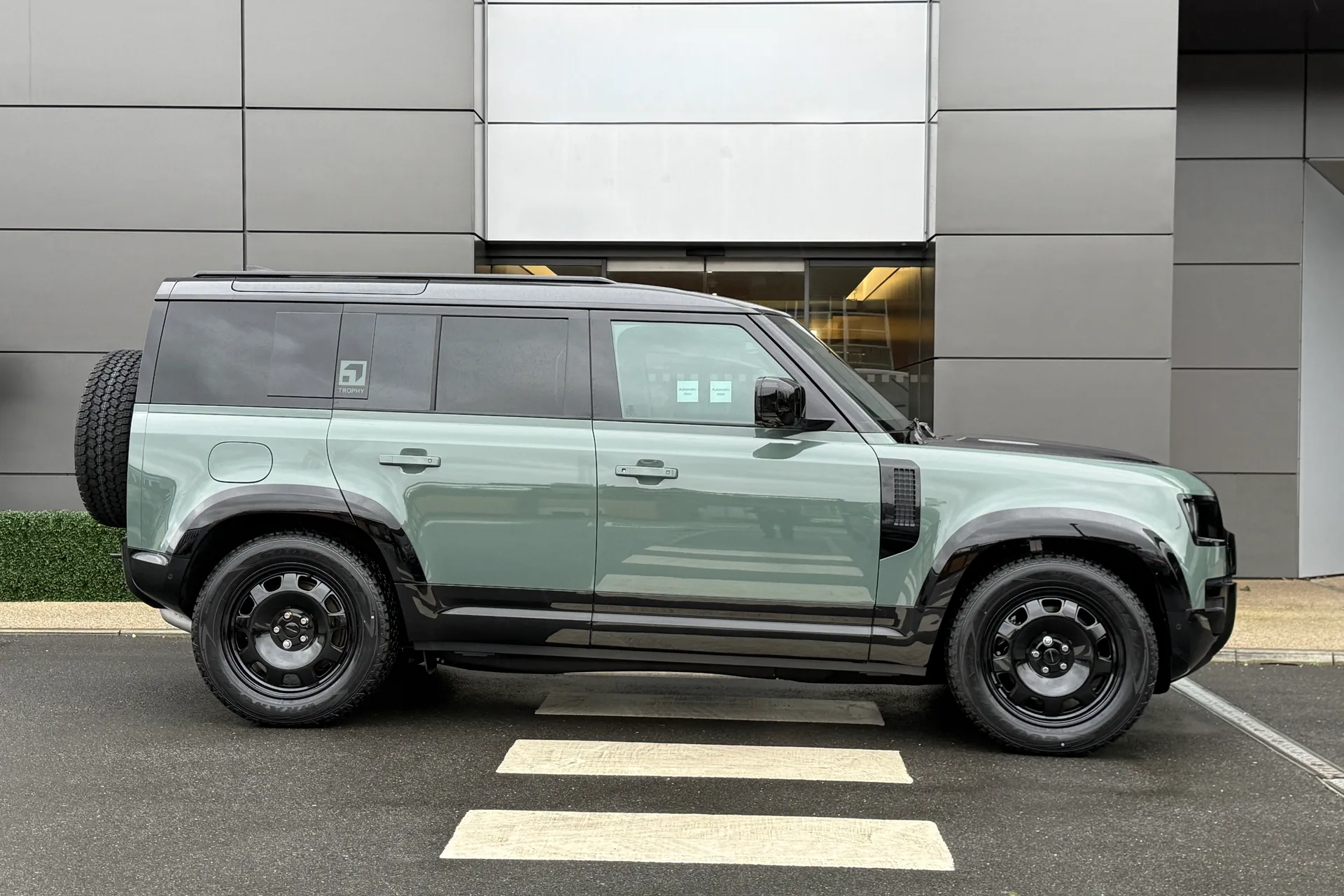 LAND ROVER Defender 110 thumbnail image number 2