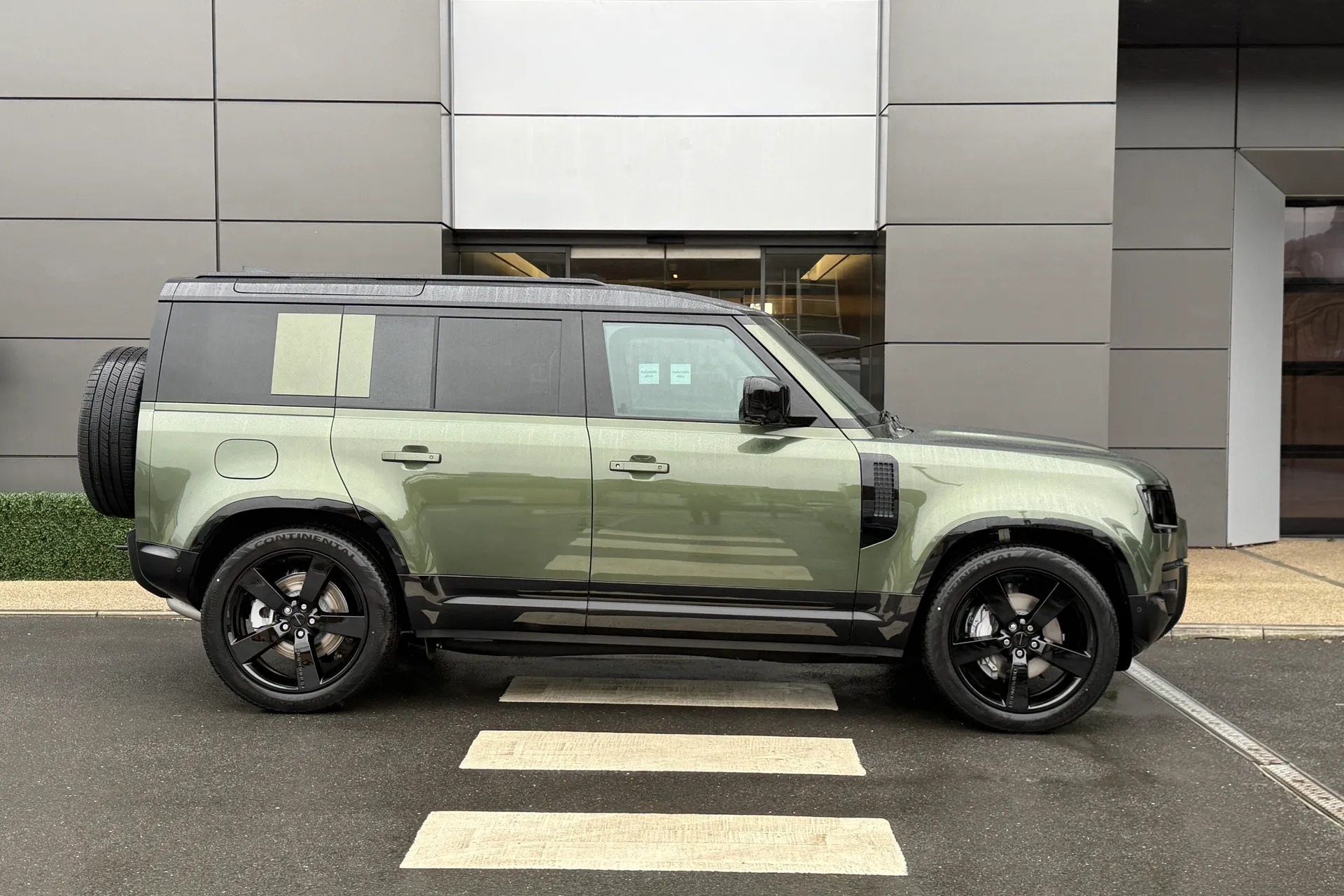 LAND ROVER Defender 110 thumbnail image number 2