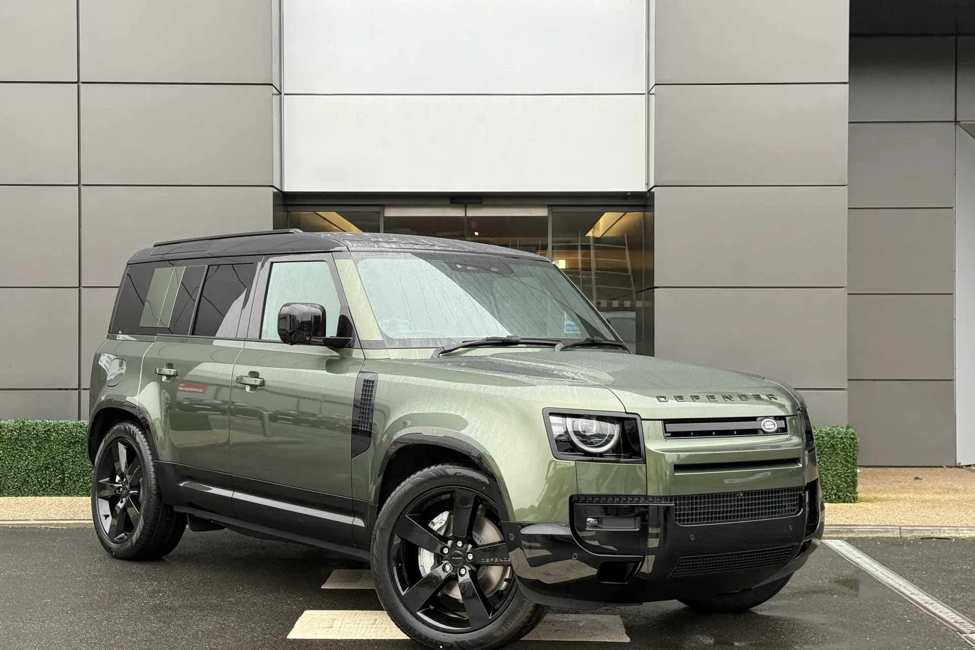 LAND ROVER Defender 110 focused image