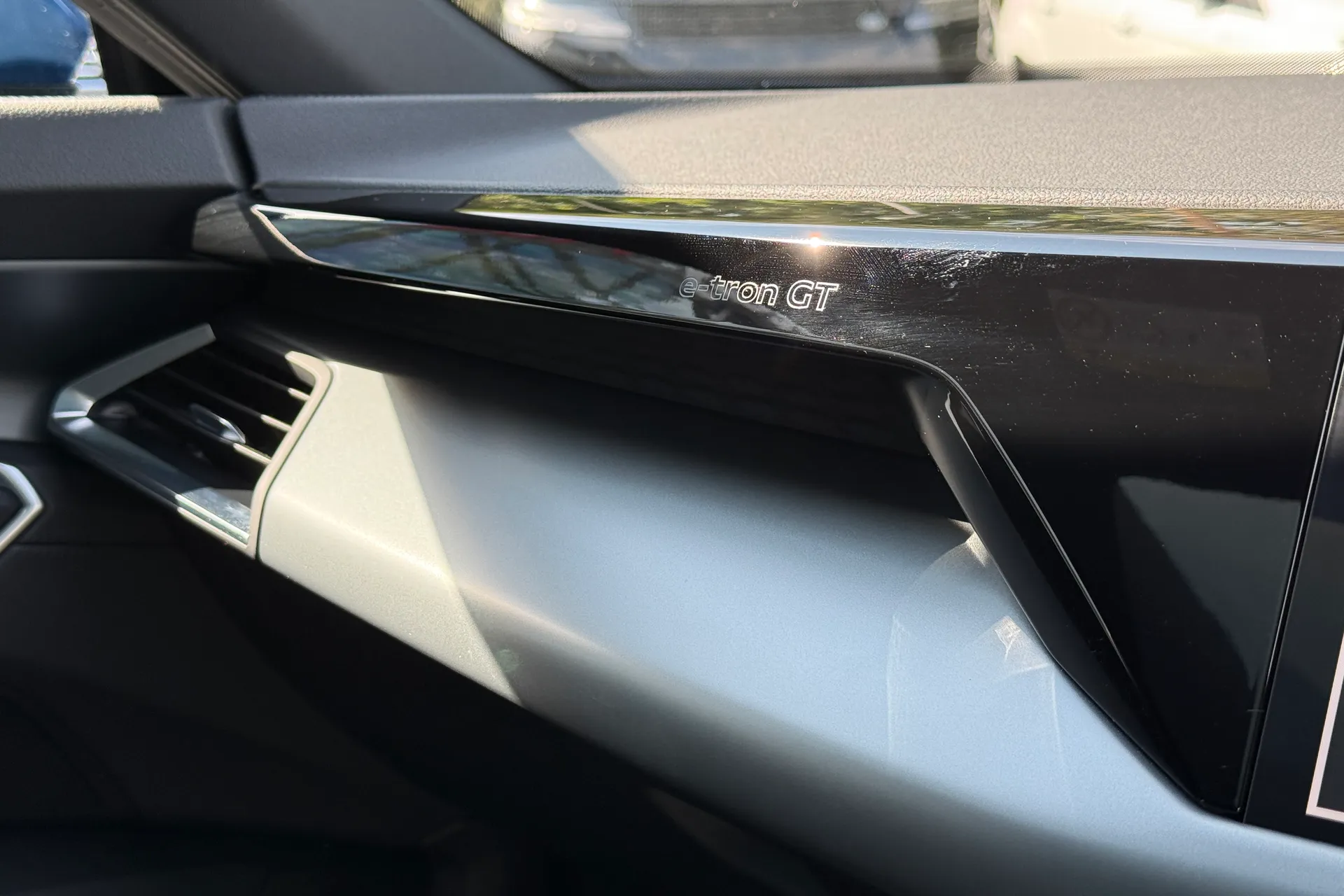 Audi e-tron GT thumbnail image number 17