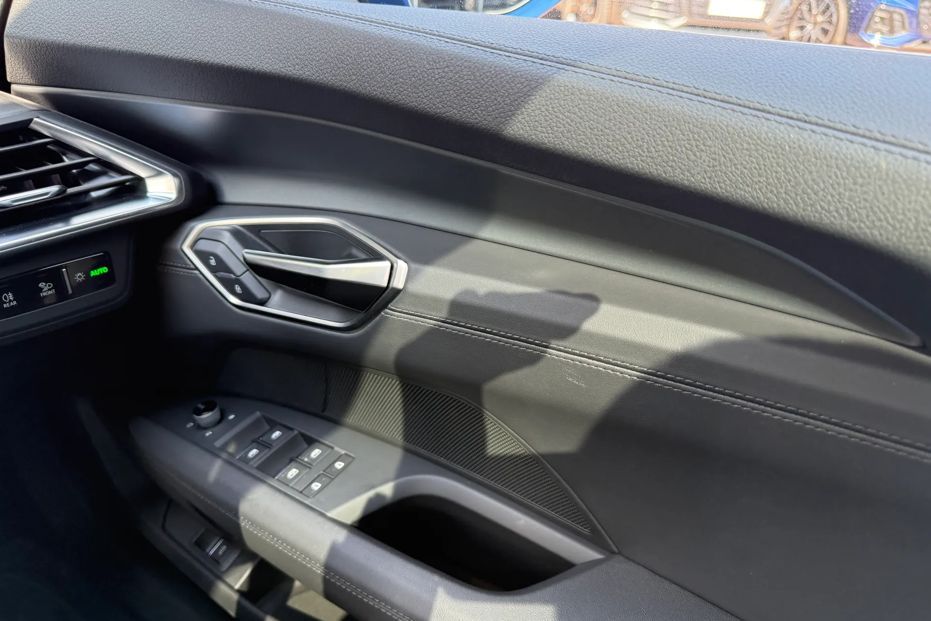 Audi e-tron GT thumbnail image number 24