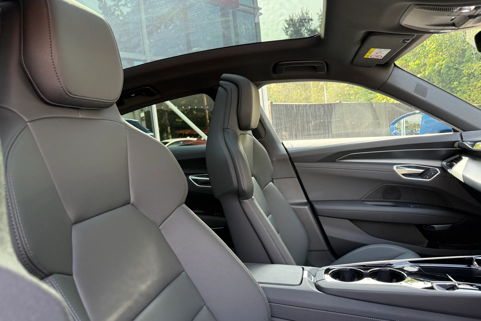 Audi e-tron GT thumbnail image number 30