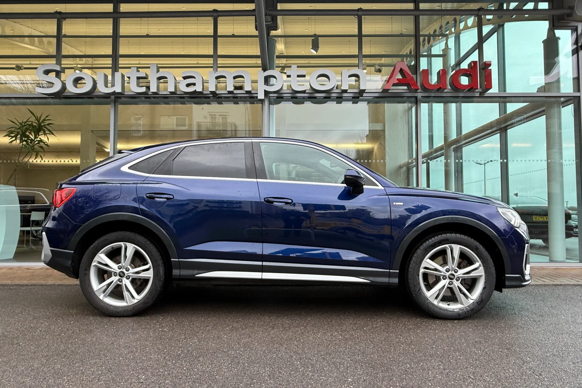 Audi Q3 thumbnail image number 2