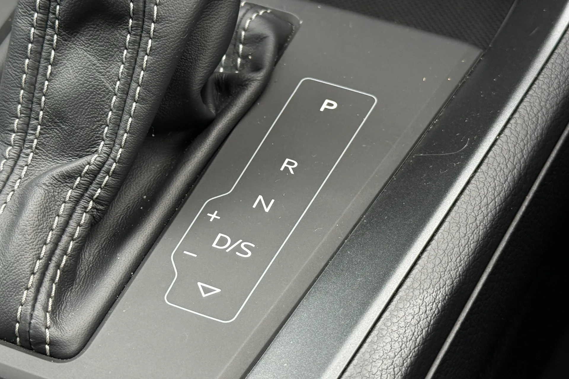 Audi Q3 thumbnail image number 25