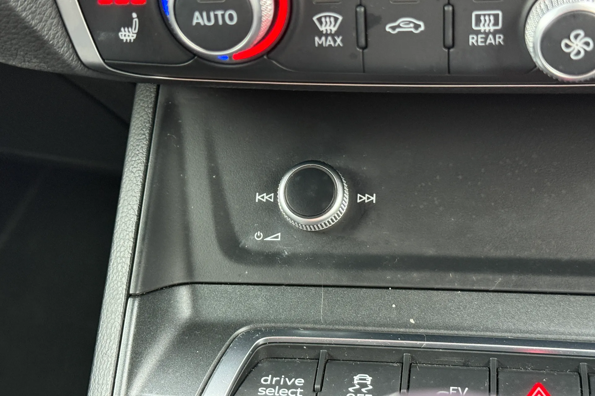 Audi Q3 thumbnail image number 28