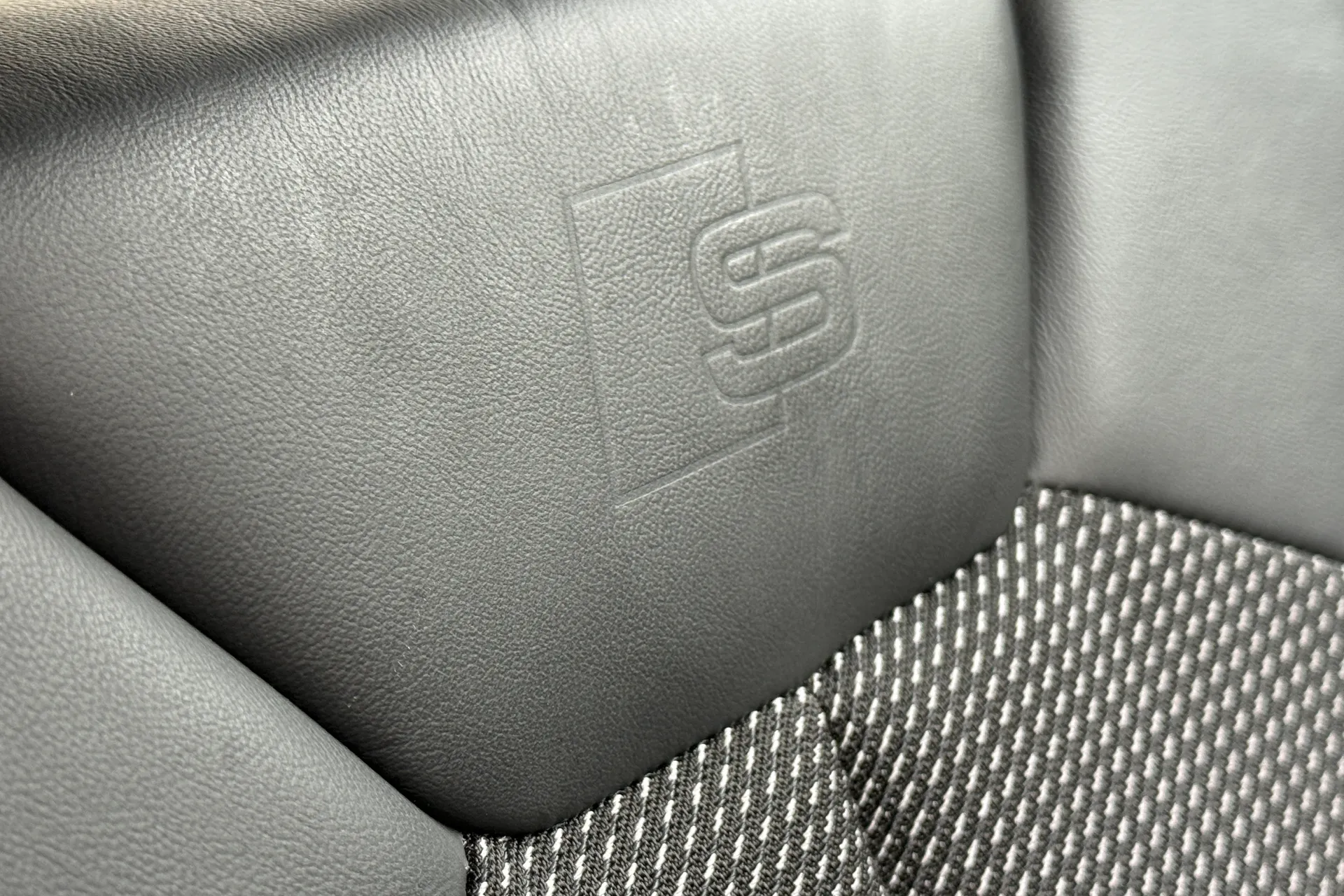 Audi Q3 thumbnail image number 30