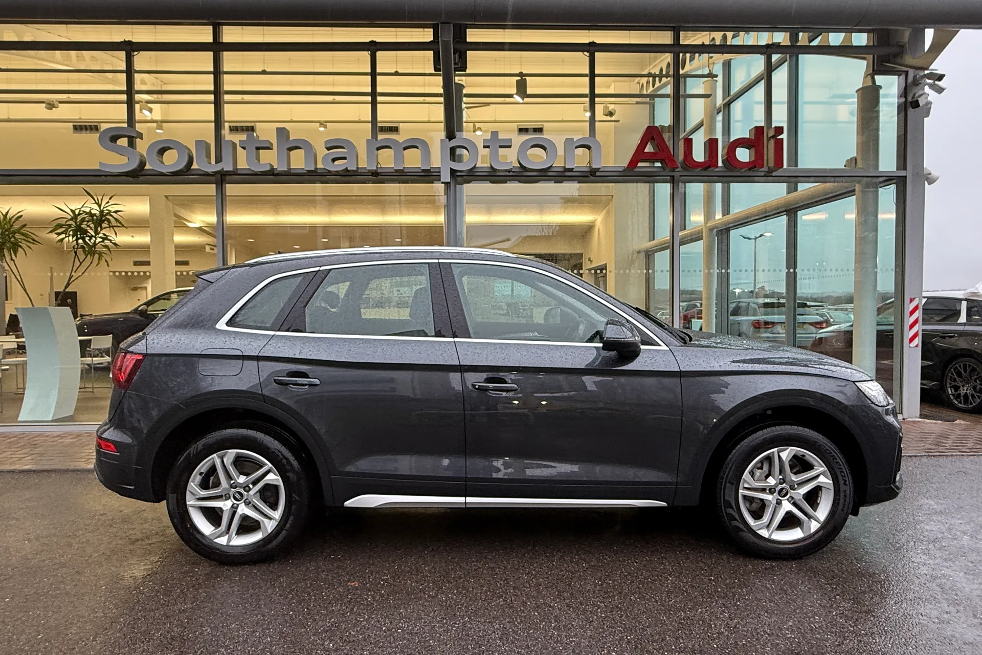 Audi Q5 thumbnail image number 2
