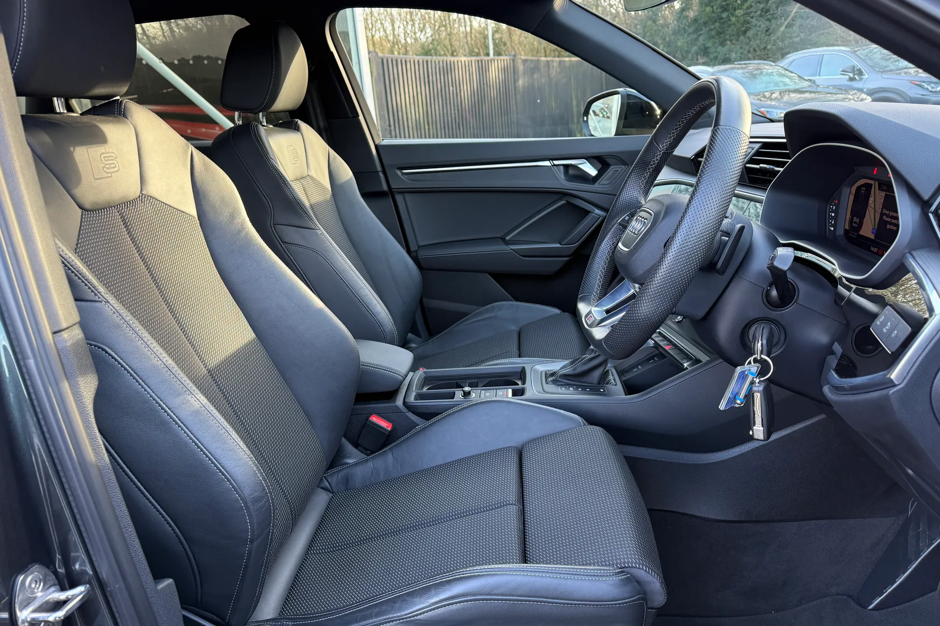 Audi Q3 thumbnail image number 12