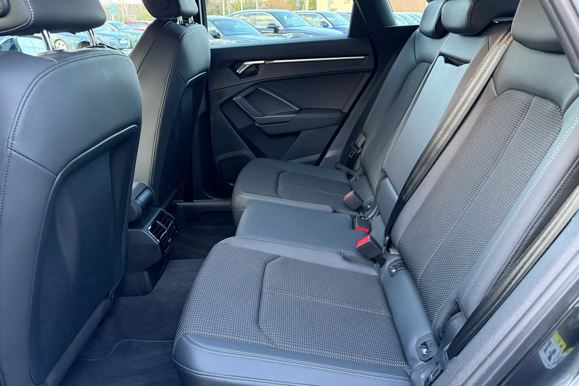 Audi Q3 thumbnail image number 20