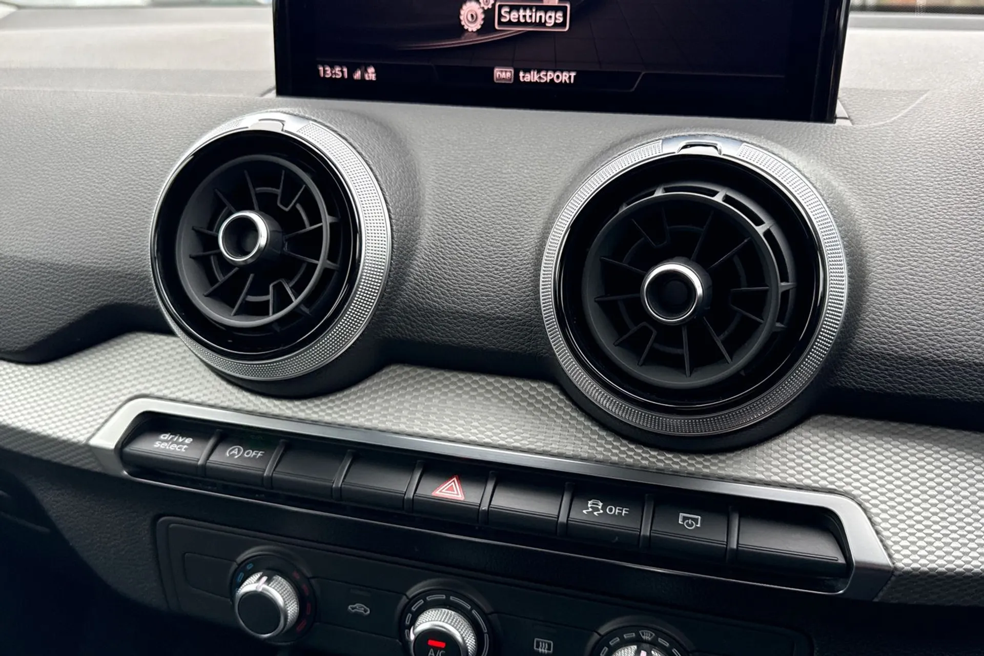 Audi Q2 thumbnail image number 30