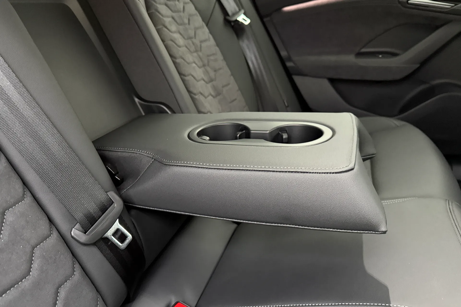 Audi A6 thumbnail image number 47