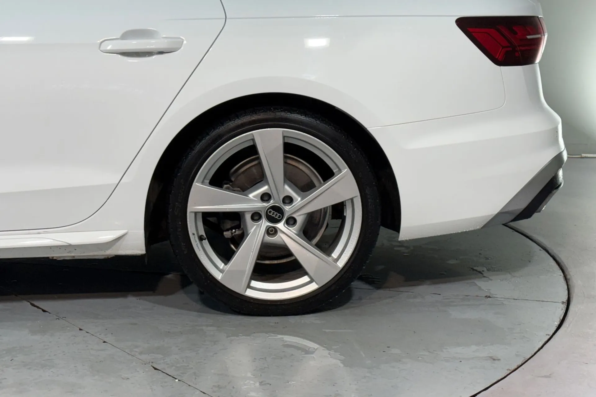 Audi A4 thumbnail image number 25