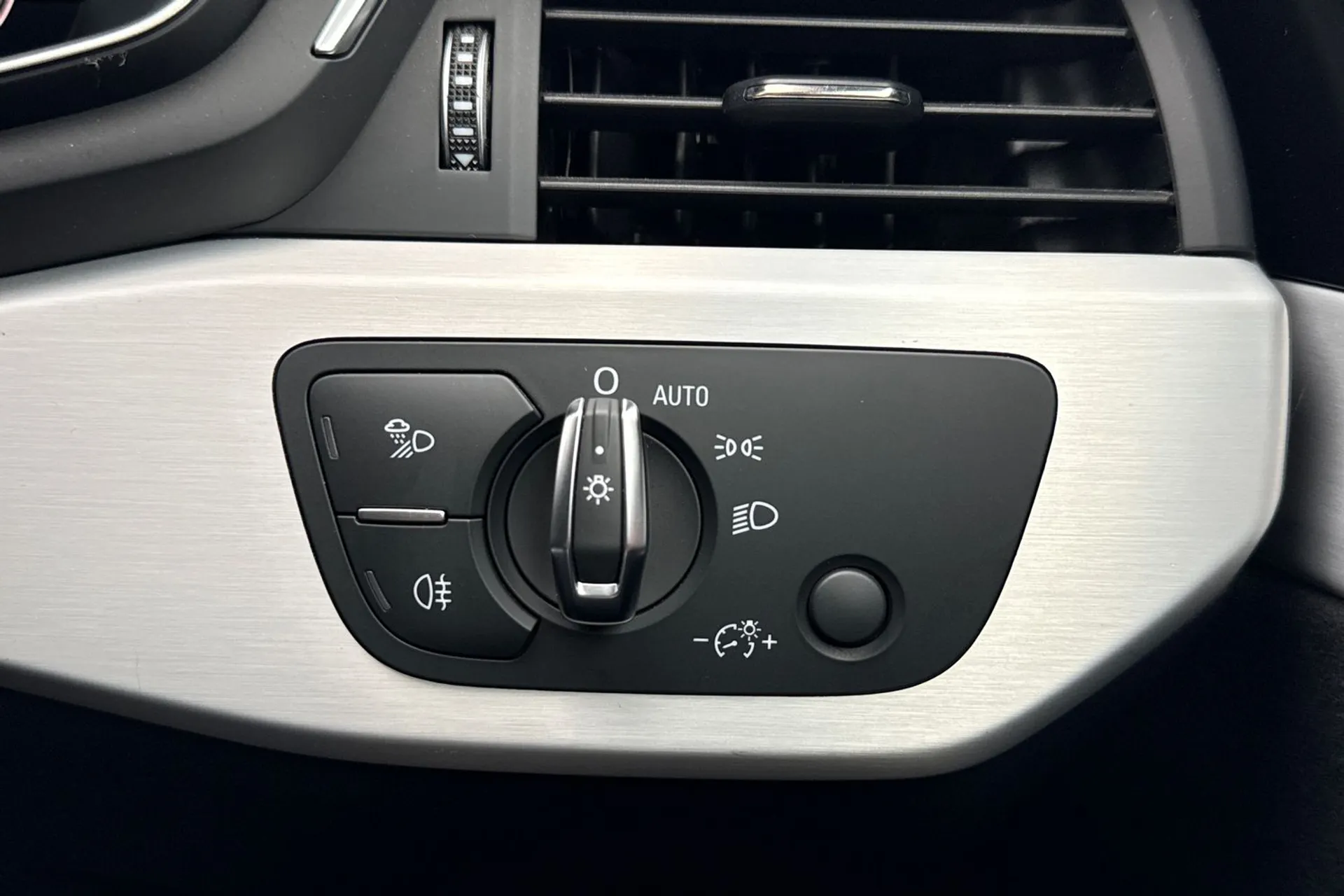 Audi A4 thumbnail image number 24