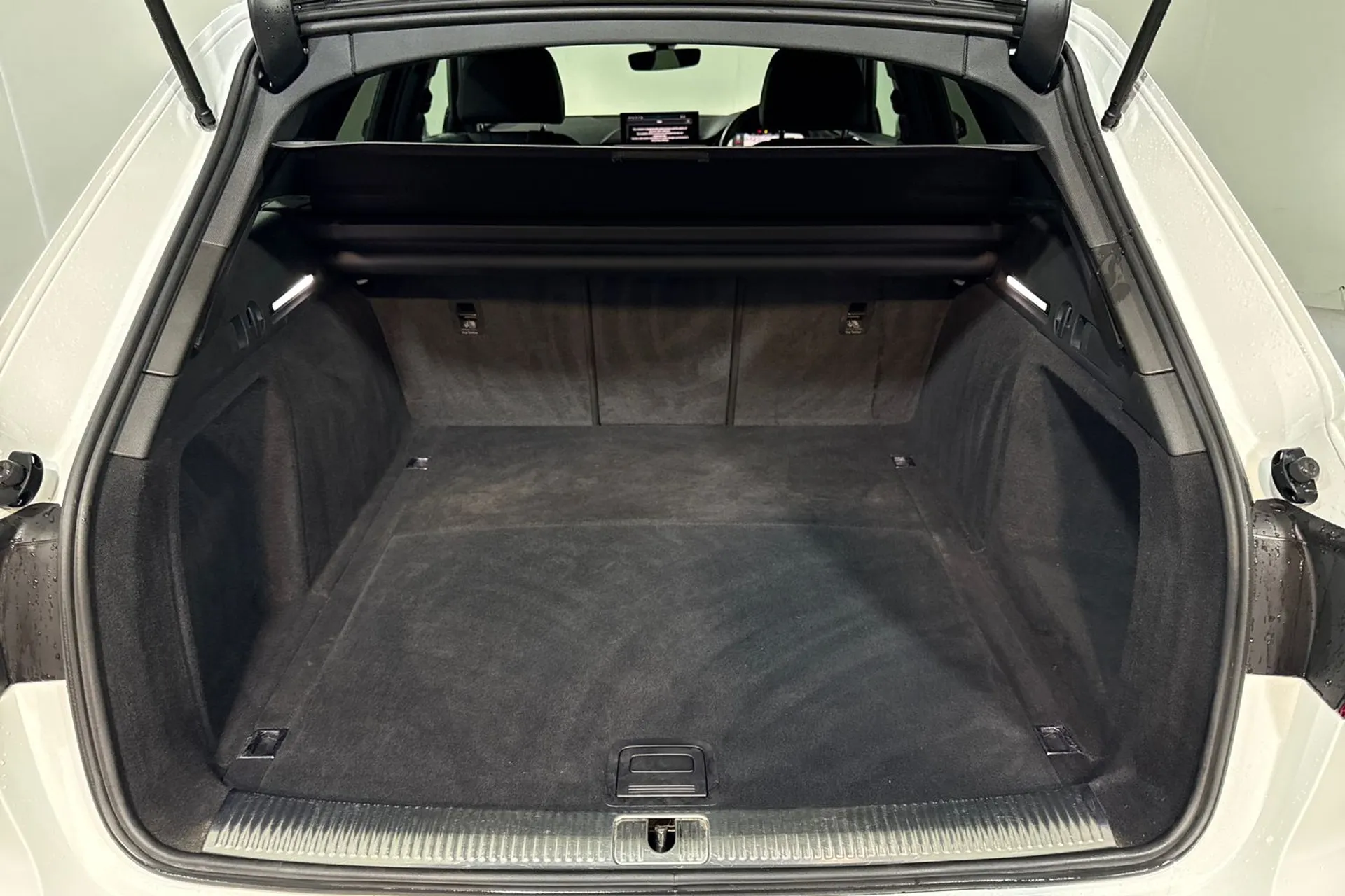 Audi A4 thumbnail image number 38