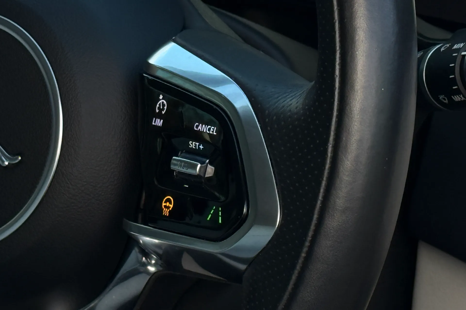 Jaguar F-PACE thumbnail image number 43