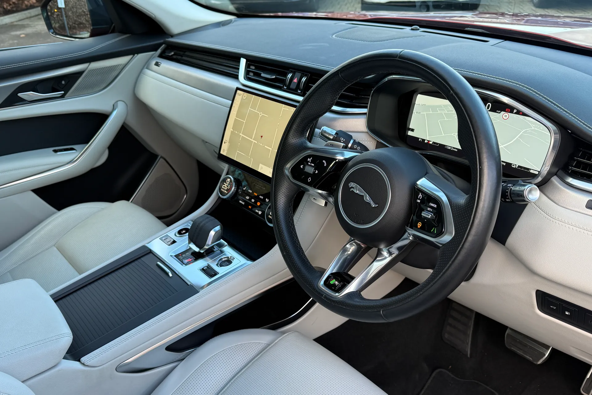 Jaguar F-PACE thumbnail image number 39