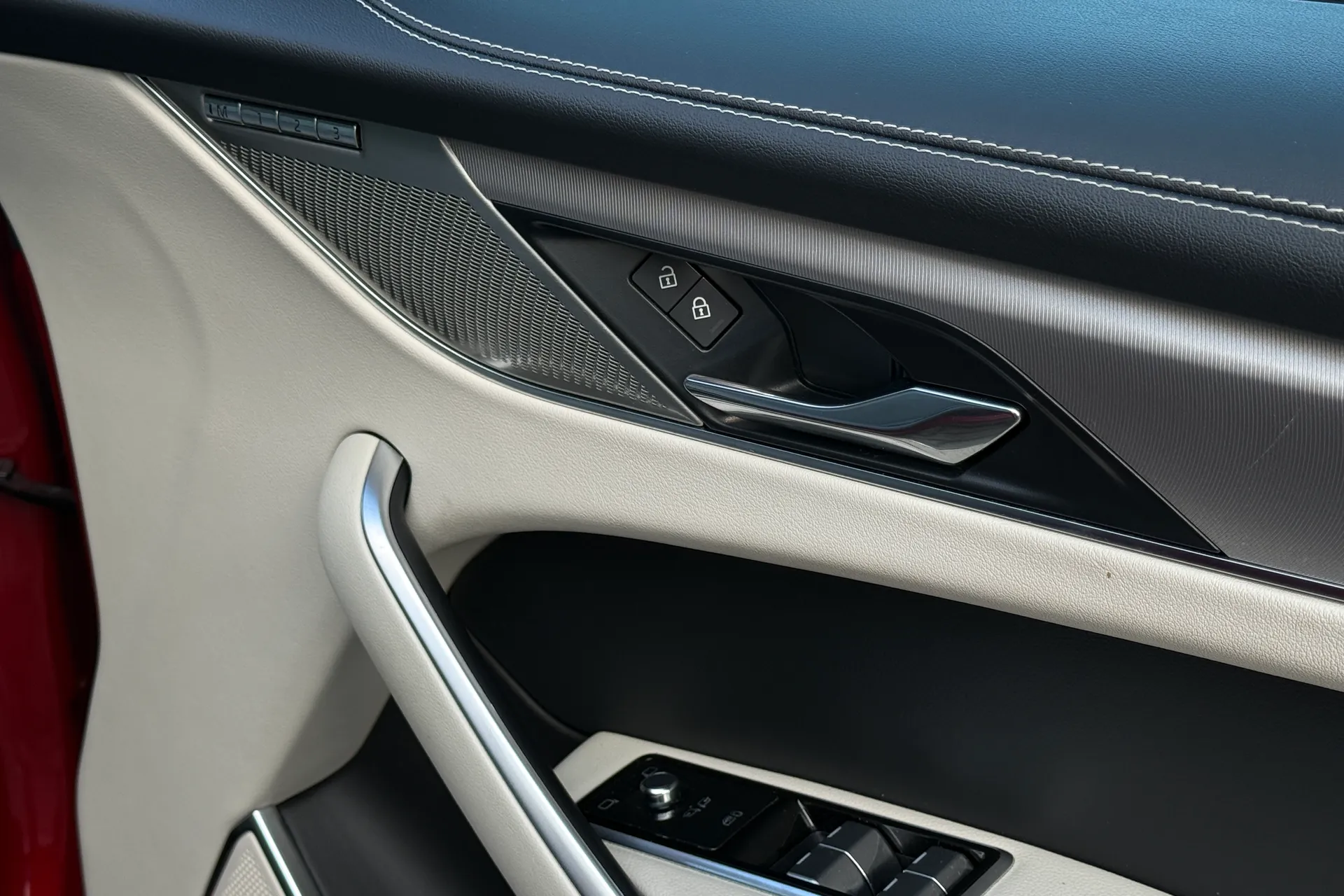 Jaguar F-PACE thumbnail image number 24