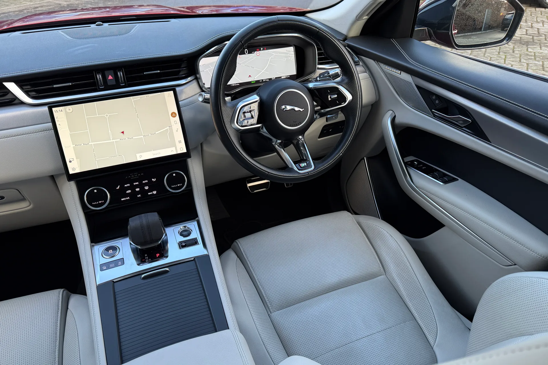 Jaguar F-PACE thumbnail image number 23