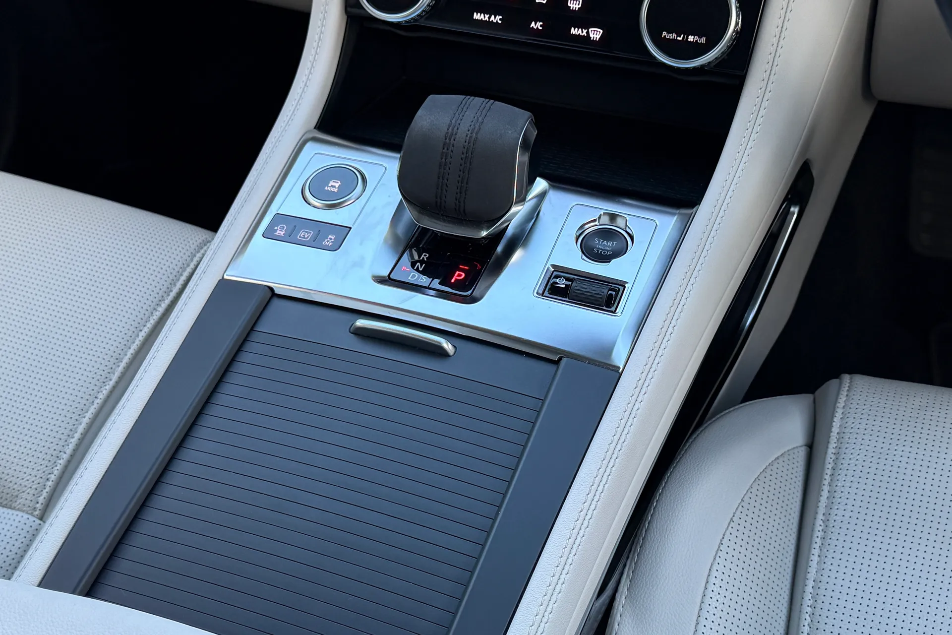 Jaguar F-PACE thumbnail image number 22