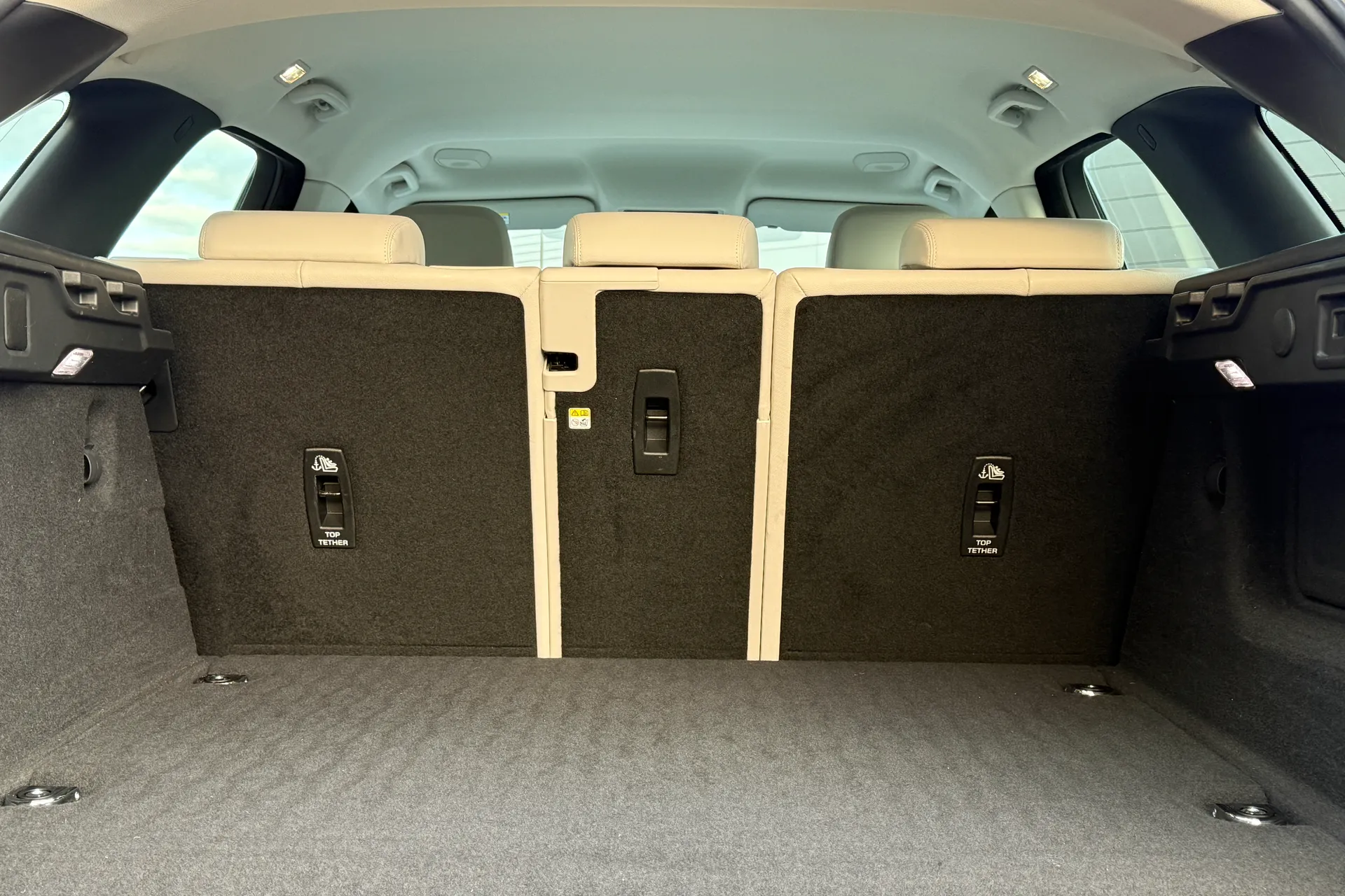 Jaguar F-PACE thumbnail image number 30