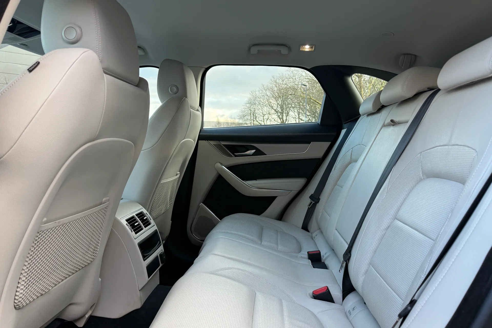 Jaguar F-PACE thumbnail image number 37