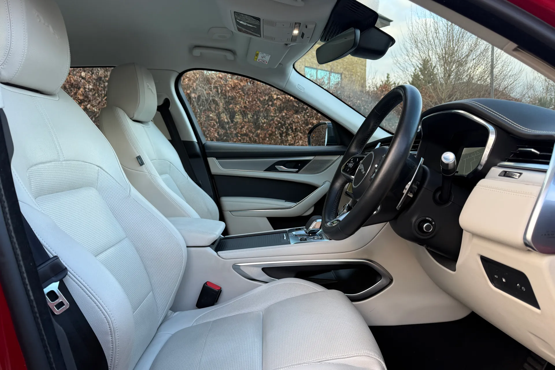 Jaguar F-PACE thumbnail image number 38