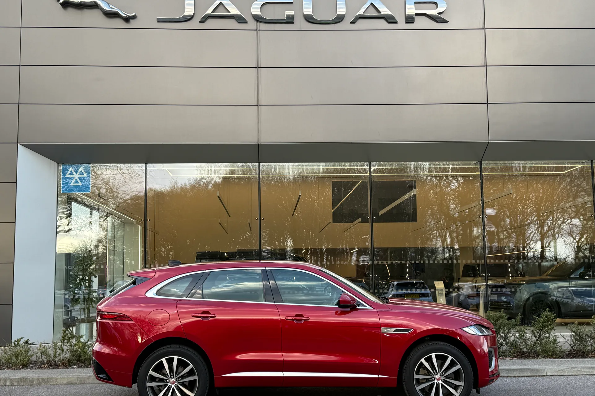 Jaguar F-PACE thumbnail image number 2
