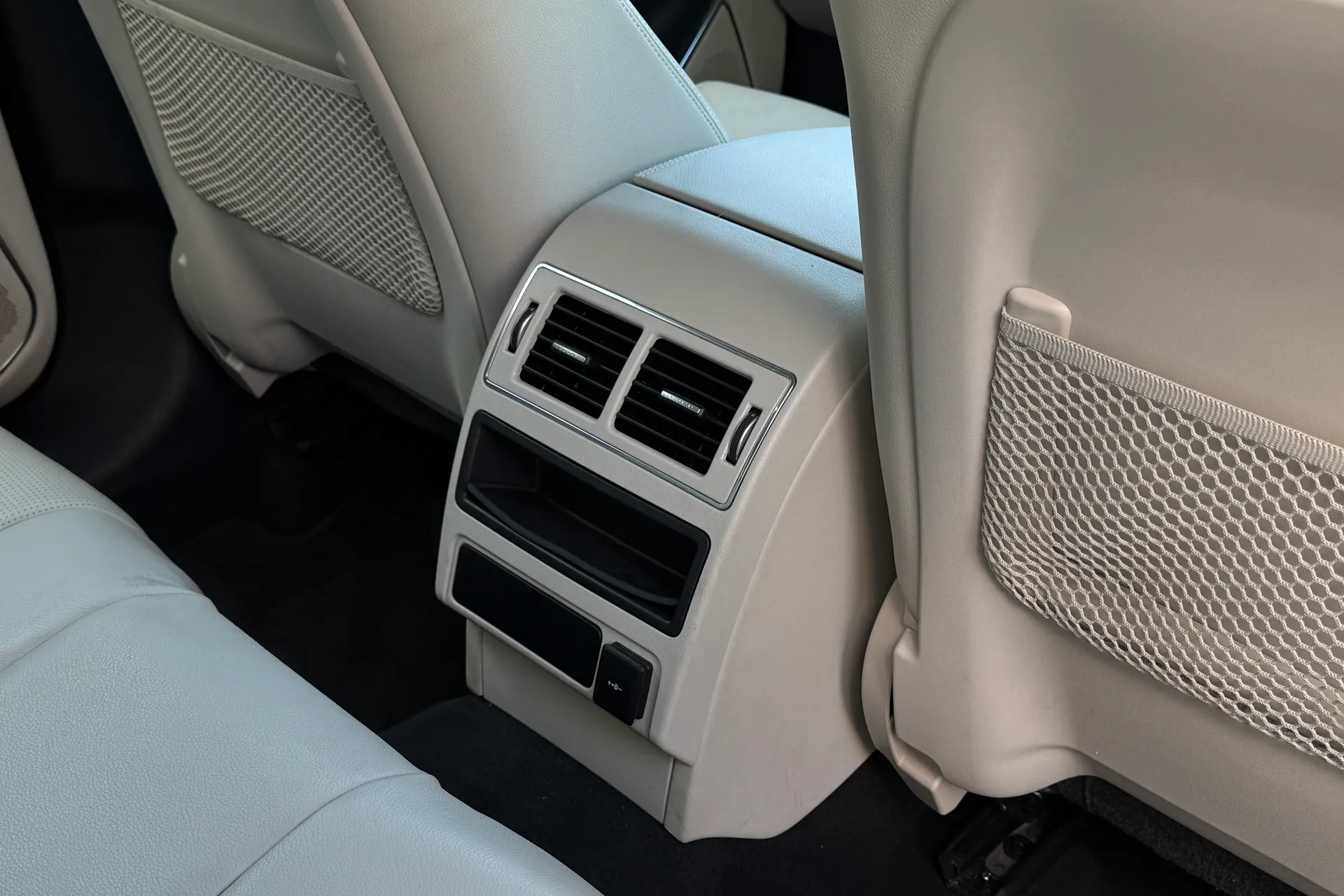 Jaguar F-PACE thumbnail image number 36