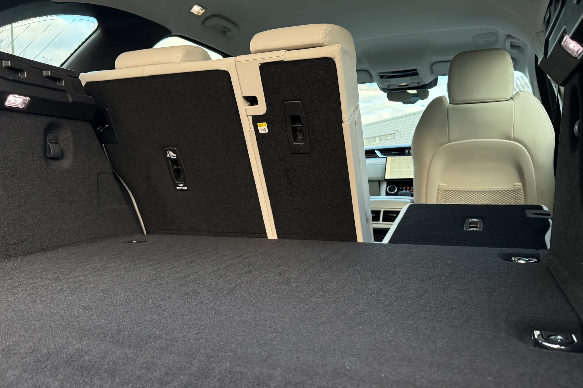 Jaguar F-PACE thumbnail image number 32