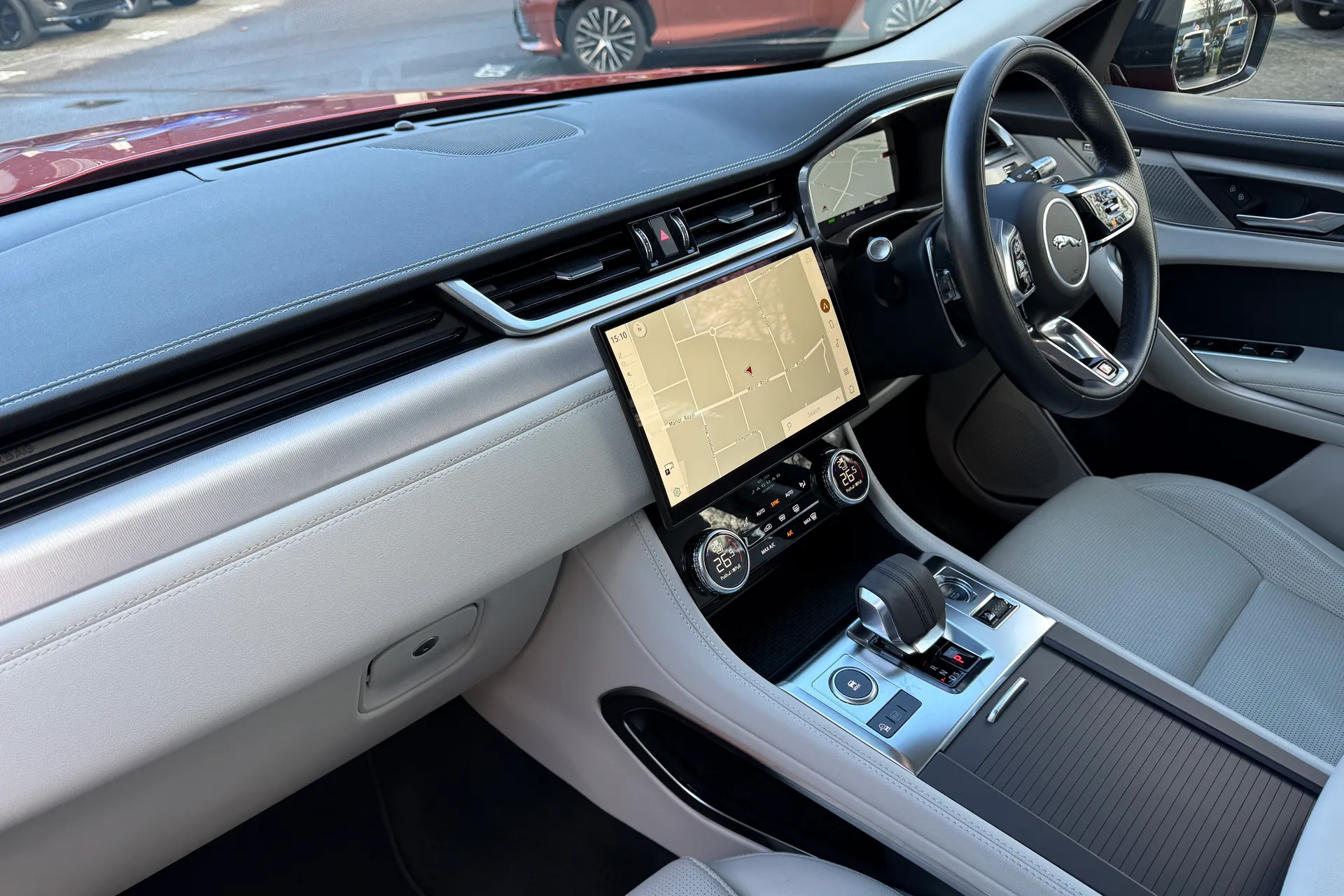 Jaguar F-PACE thumbnail image number 40