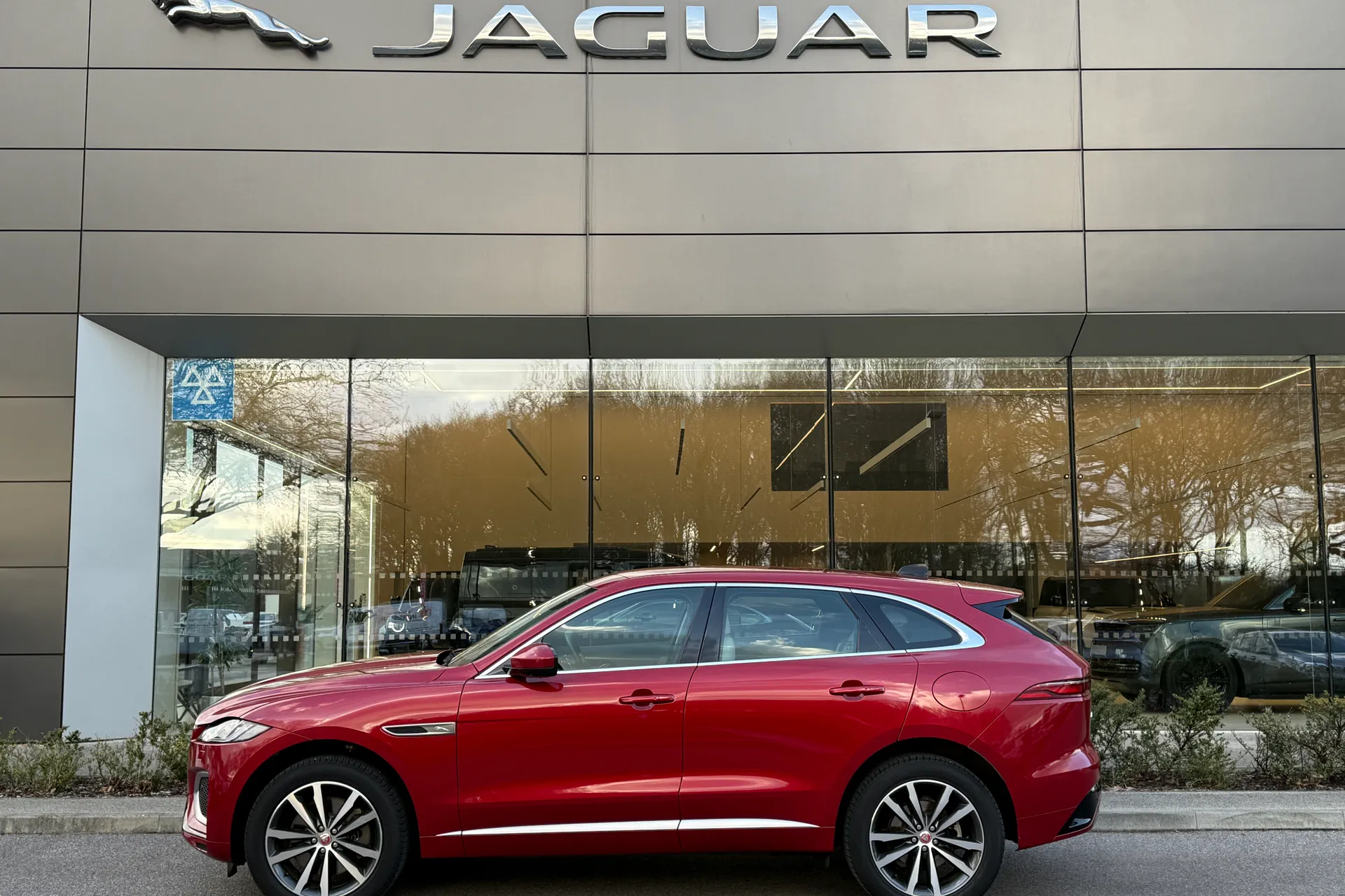 Jaguar F-PACE thumbnail image number 9