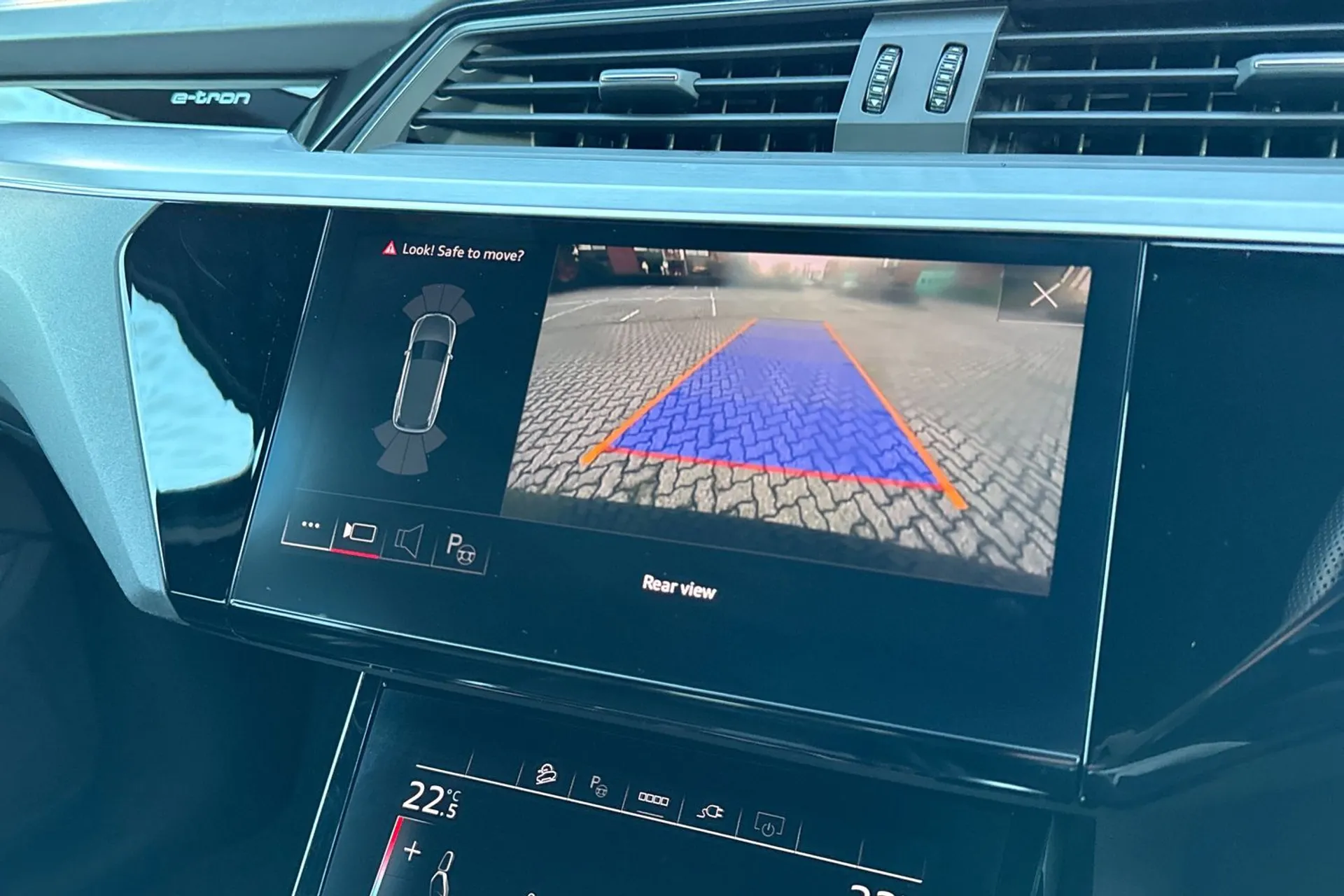 Audi e-tron thumbnail image number 5