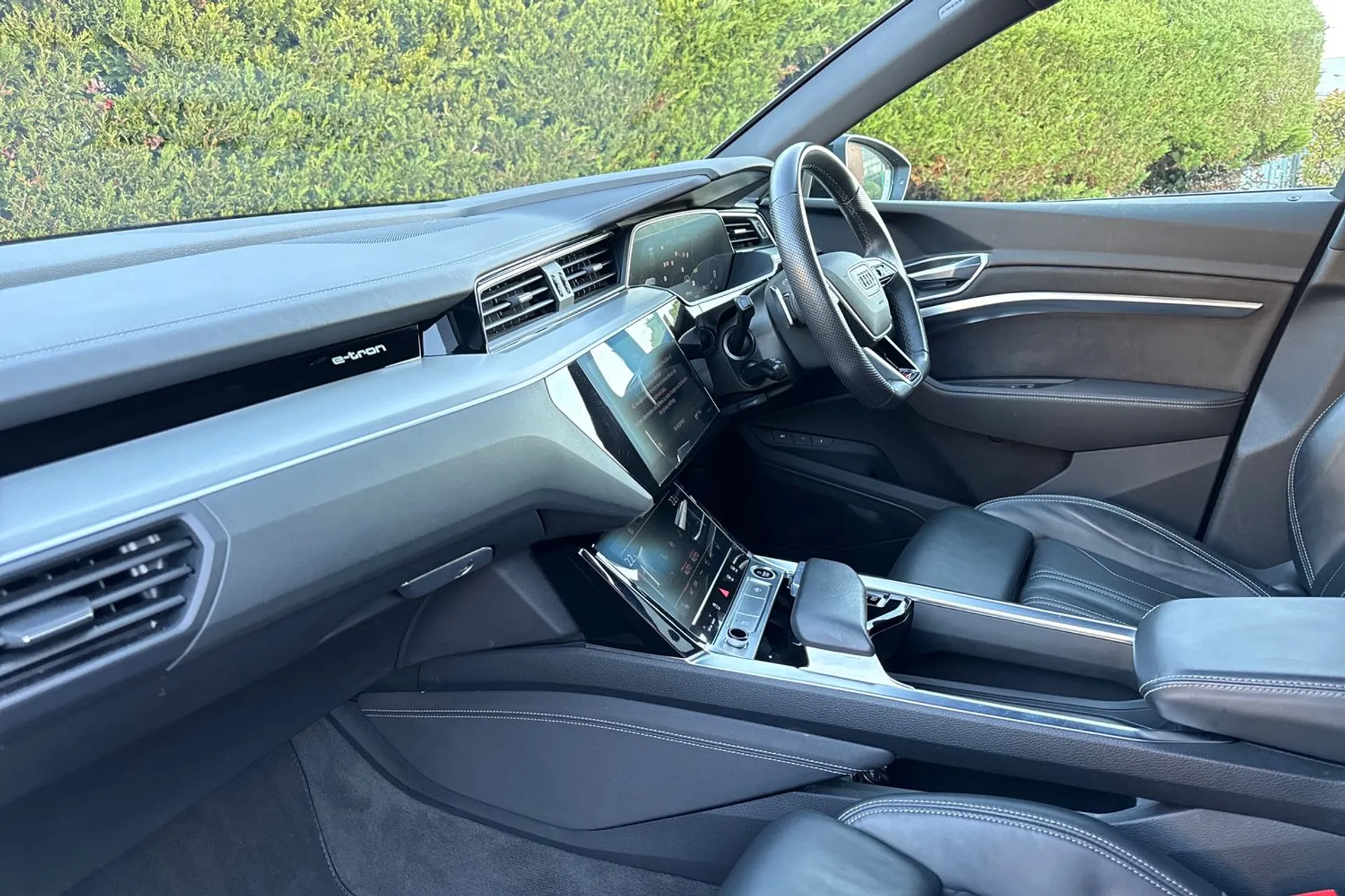 Audi e-tron thumbnail image number 32