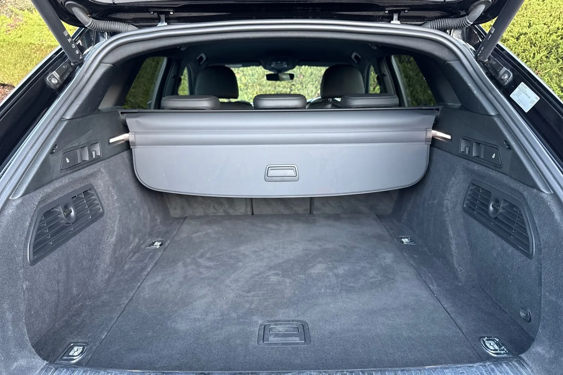 Audi e-tron thumbnail image number 19